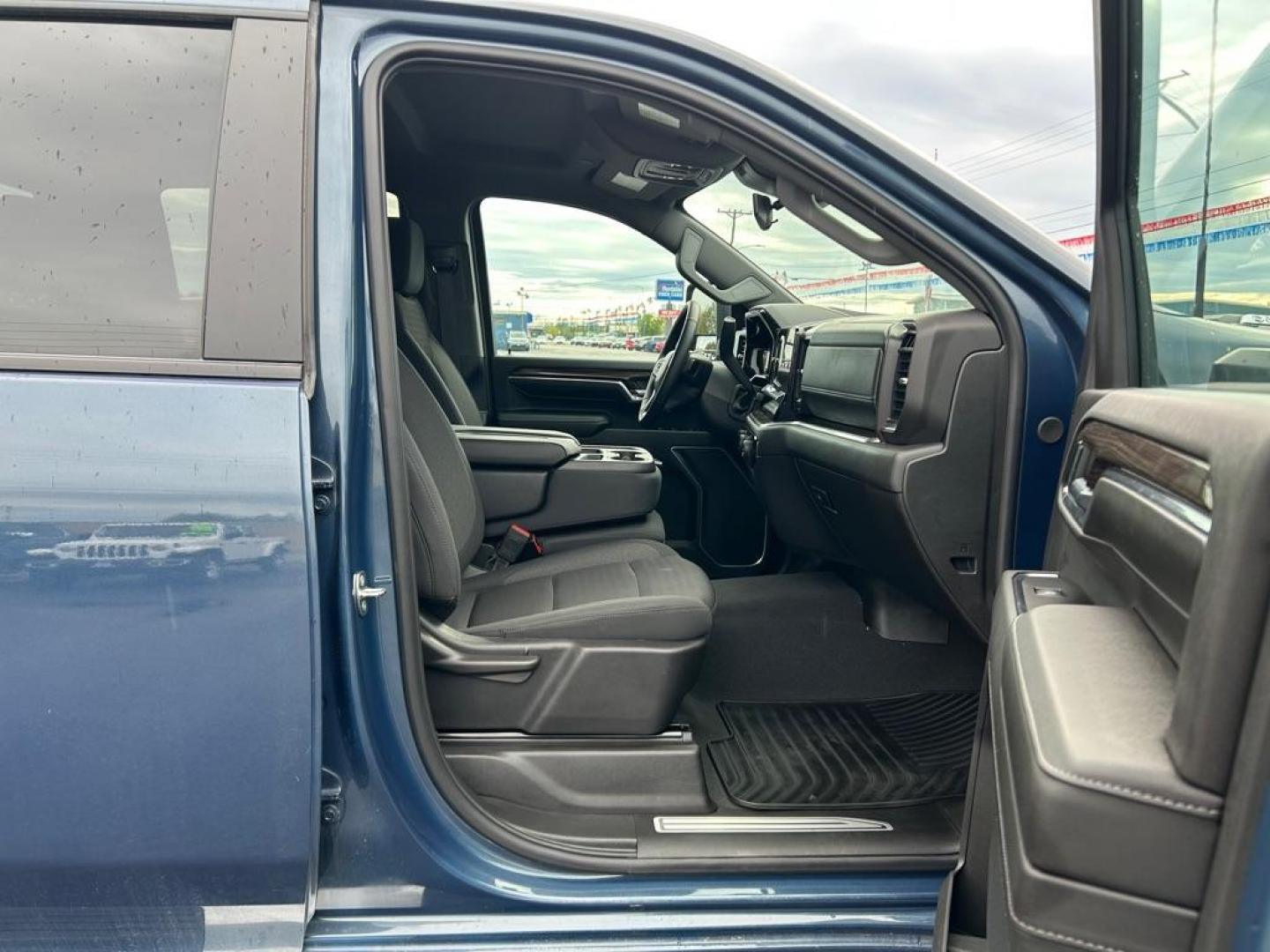 2024 BLUE CHEVROLET SILVERADO 2500 HEAVY DUTY LT (2GC4YNEY2R1) with an 6.6L engine, Automatic transmission, located at 2525 S. Cushman, Fairbanks, AK, 99701, (907) 452-5707, 64.824036, -147.712311 - Photo#4