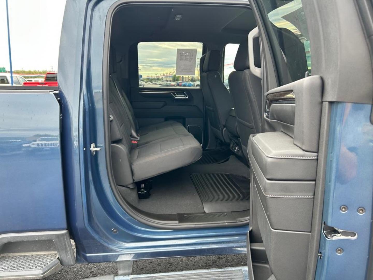 2024 BLUE CHEVROLET SILVERADO 2500 HEAVY DUTY LT (2GC4YNEY2R1) with an 6.6L engine, Automatic transmission, located at 2525 S. Cushman, Fairbanks, AK, 99701, (907) 452-5707, 64.824036, -147.712311 - Photo#5