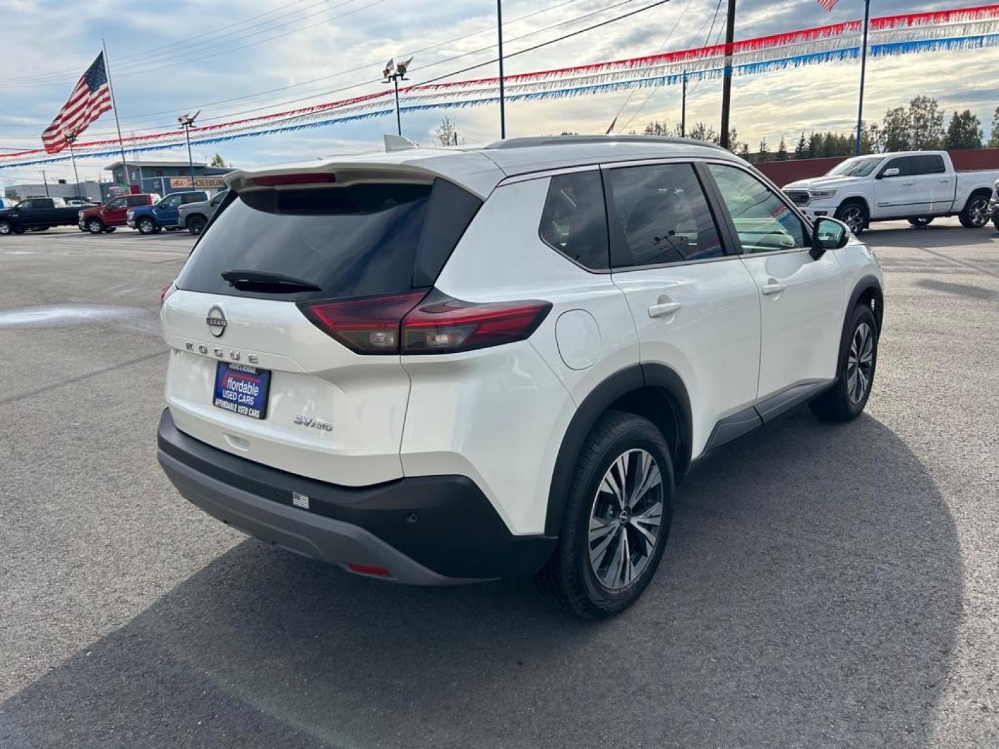 2022 WHITE NISSAN ROGUE SV (5N1BT3BB7NC) with an 1.5L engine, Automatic transmission, located at 2525 S. Cushman, Fairbanks, AK, 99701, (907) 452-5707, 64.824036, -147.712311 - Photo#2
