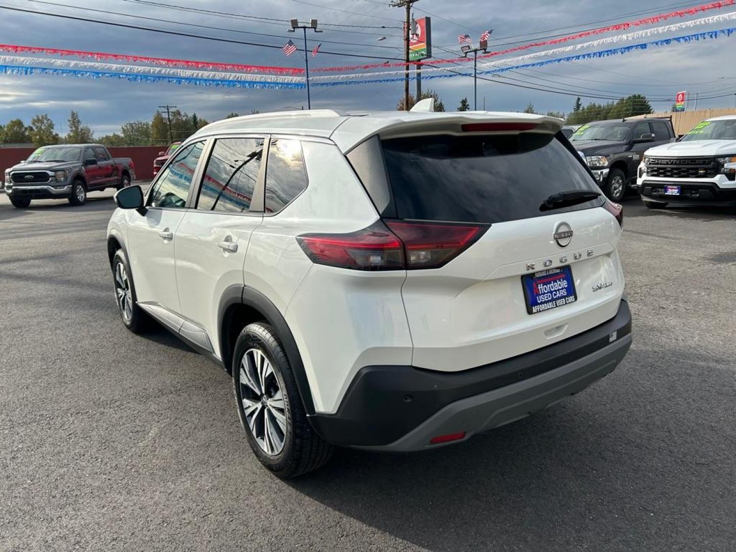2022 WHITE NISSAN ROGUE SV (5N1BT3BB7NC) with an 1.5L engine, Automatic transmission, located at 2525 S. Cushman, Fairbanks, AK, 99701, (907) 452-5707, 64.824036, -147.712311 - Photo#3