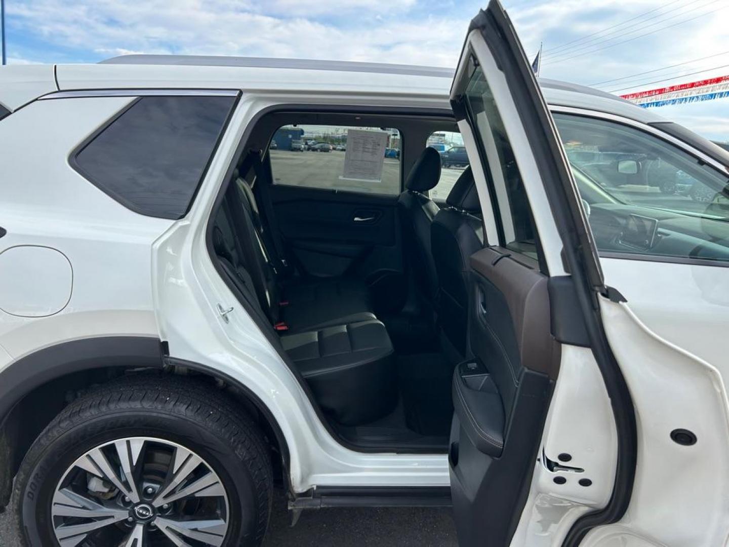 2022 WHITE NISSAN ROGUE SV (5N1BT3BB7NC) with an 1.5L engine, Automatic transmission, located at 2525 S. Cushman, Fairbanks, AK, 99701, (907) 452-5707, 64.824036, -147.712311 - Photo#5