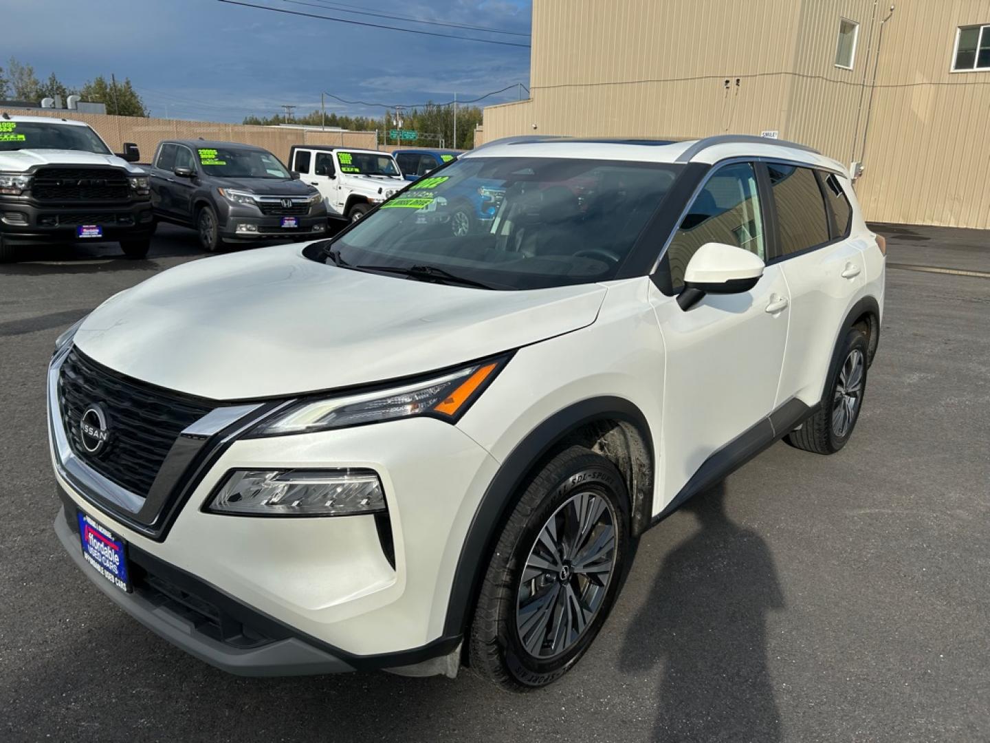 2022 WHITE NISSAN ROGUE SV SV (5N1BT3BB7NC) with an 1.5L engine, Automatic transmission, located at 2525 S. Cushman, Fairbanks, AK, 99701, (907) 452-5707, 64.824036, -147.712311- Photo#0