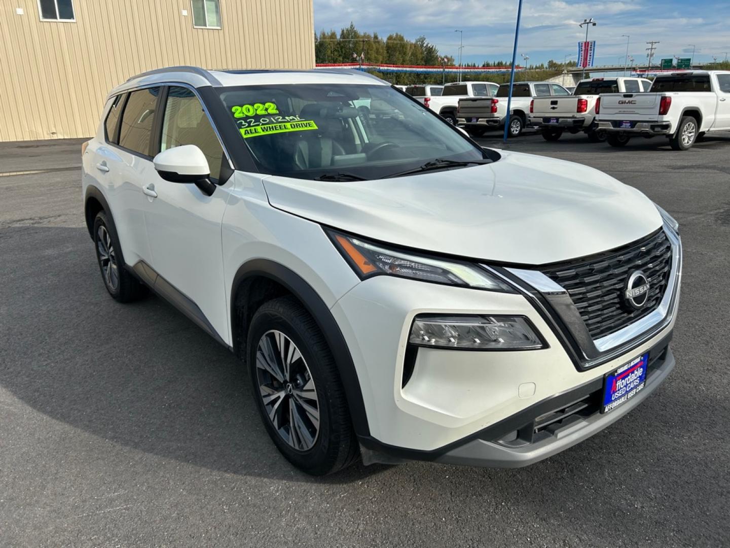 2022 WHITE NISSAN ROGUE SV SV (5N1BT3BB7NC) with an 1.5L engine, Automatic transmission, located at 2525 S. Cushman, Fairbanks, AK, 99701, (907) 452-5707, 64.824036, -147.712311- Photo#1