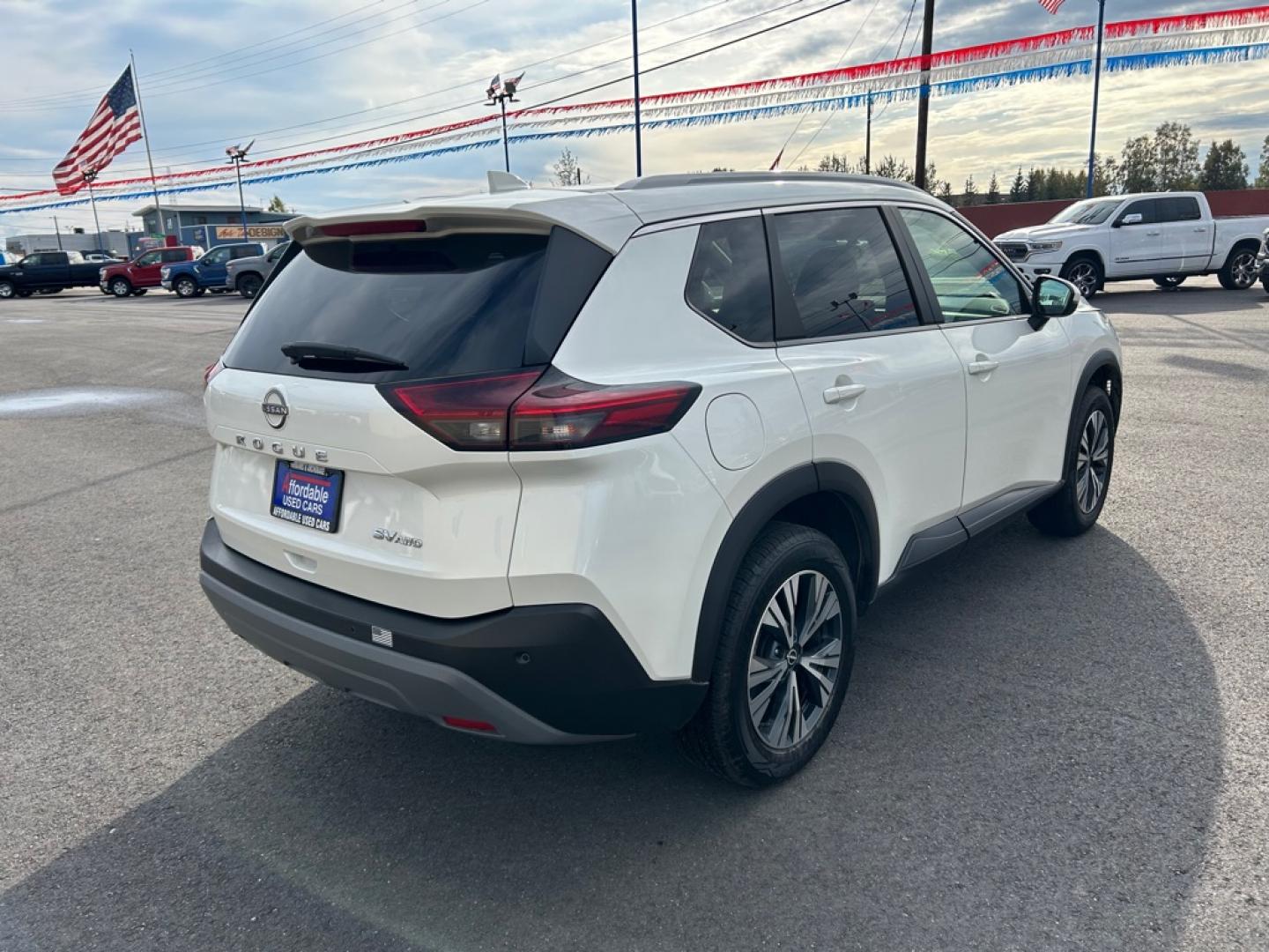 2022 WHITE NISSAN ROGUE SV SV (5N1BT3BB7NC) with an 1.5L engine, Automatic transmission, located at 2525 S. Cushman, Fairbanks, AK, 99701, (907) 452-5707, 64.824036, -147.712311- Photo#2