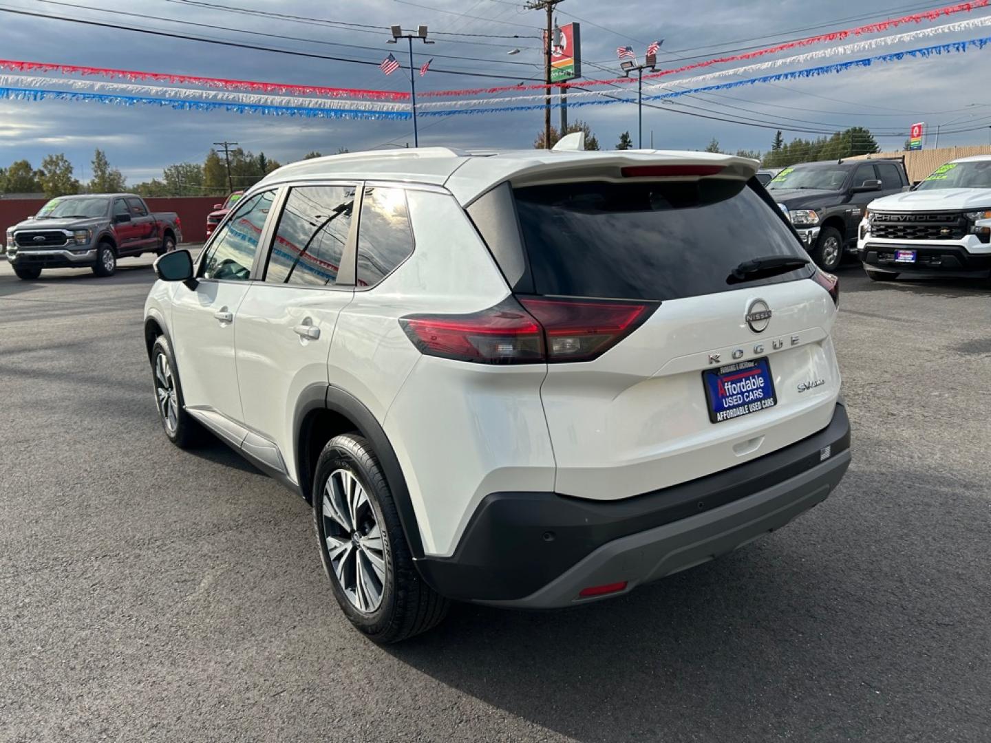 2022 WHITE NISSAN ROGUE SV SV (5N1BT3BB7NC) with an 1.5L engine, Automatic transmission, located at 2525 S. Cushman, Fairbanks, AK, 99701, (907) 452-5707, 64.824036, -147.712311- Photo#3