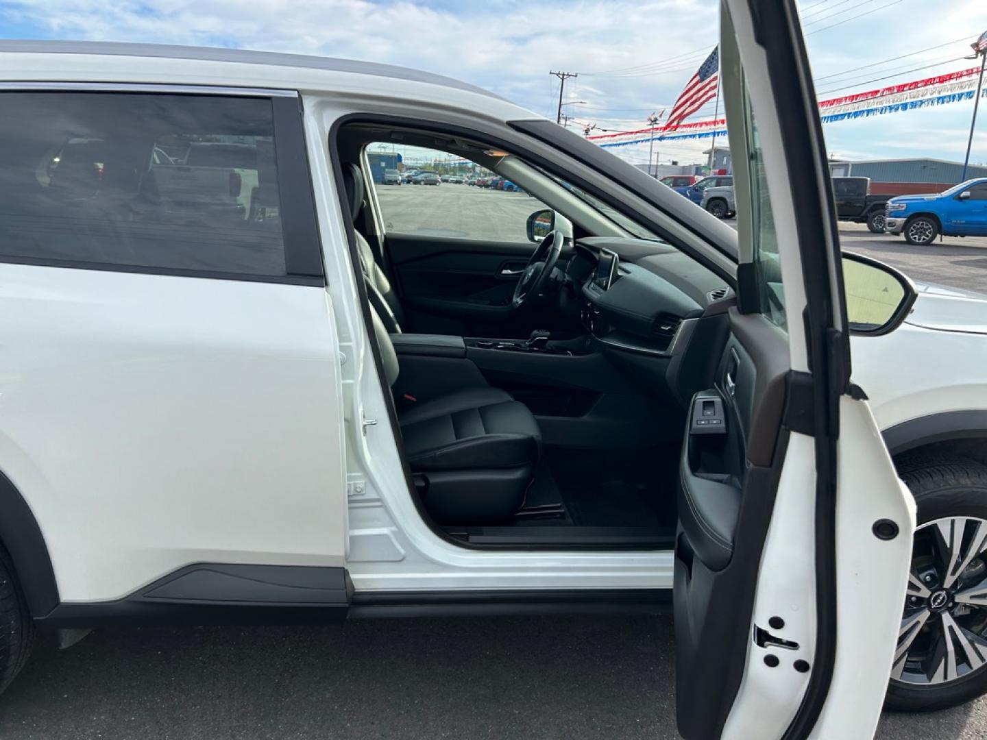 2022 WHITE NISSAN ROGUE SV SV (5N1BT3BB7NC) with an 1.5L engine, Automatic transmission, located at 2525 S. Cushman, Fairbanks, AK, 99701, (907) 452-5707, 64.824036, -147.712311- Photo#4
