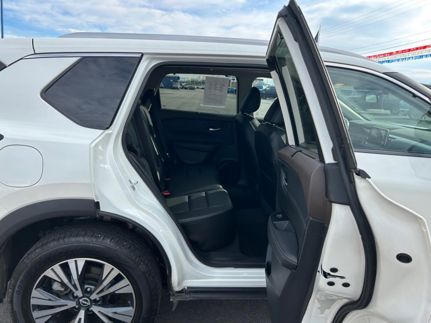 2022 WHITE NISSAN ROGUE SV SV (5N1BT3BB7NC) with an 1.5L engine, Automatic transmission, located at 2525 S. Cushman, Fairbanks, AK, 99701, (907) 452-5707, 64.824036, -147.712311- Photo#5