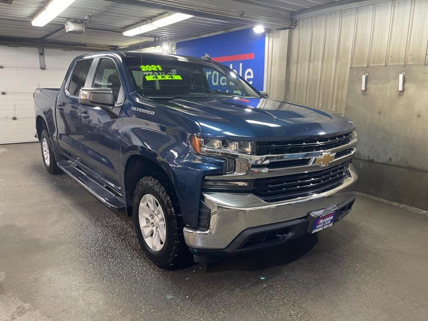 2021 BLUE CHEVROLET SILVERADO 1500 LT (3GCUYDEDXMG) with an 5.3L engine, Automatic transmission, located at 2525 S. Cushman, Fairbanks, AK, 99701, (907) 452-5707, 64.824036, -147.712311 - Photo#0