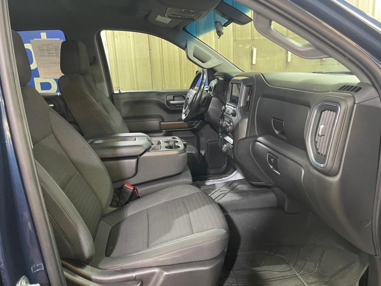 2021 BLUE CHEVROLET SILVERADO 1500 LT (3GCUYDEDXMG) with an 5.3L engine, Automatic transmission, located at 2525 S. Cushman, Fairbanks, AK, 99701, (907) 452-5707, 64.824036, -147.712311 - Photo#3