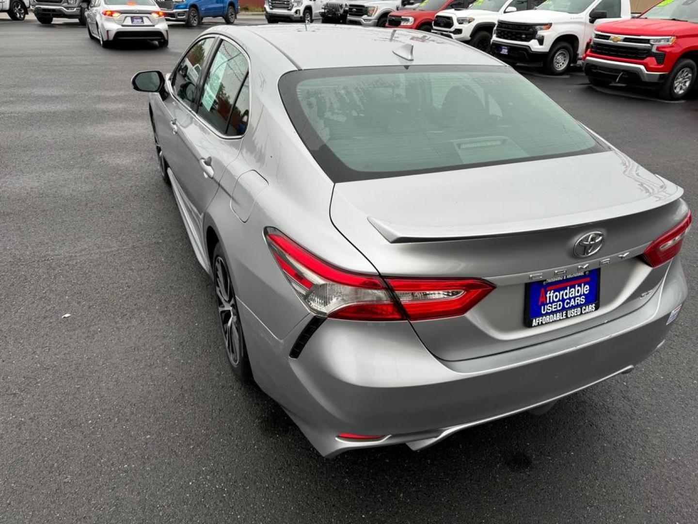 2019 SILVER TOYOTA CAMRY SE SE (4T1B11HK9KU) with an 2.5L engine, Automatic transmission, located at 2525 S. Cushman, Fairbanks, AK, 99701, (907) 452-5707, 64.824036, -147.712311 - Photo#3