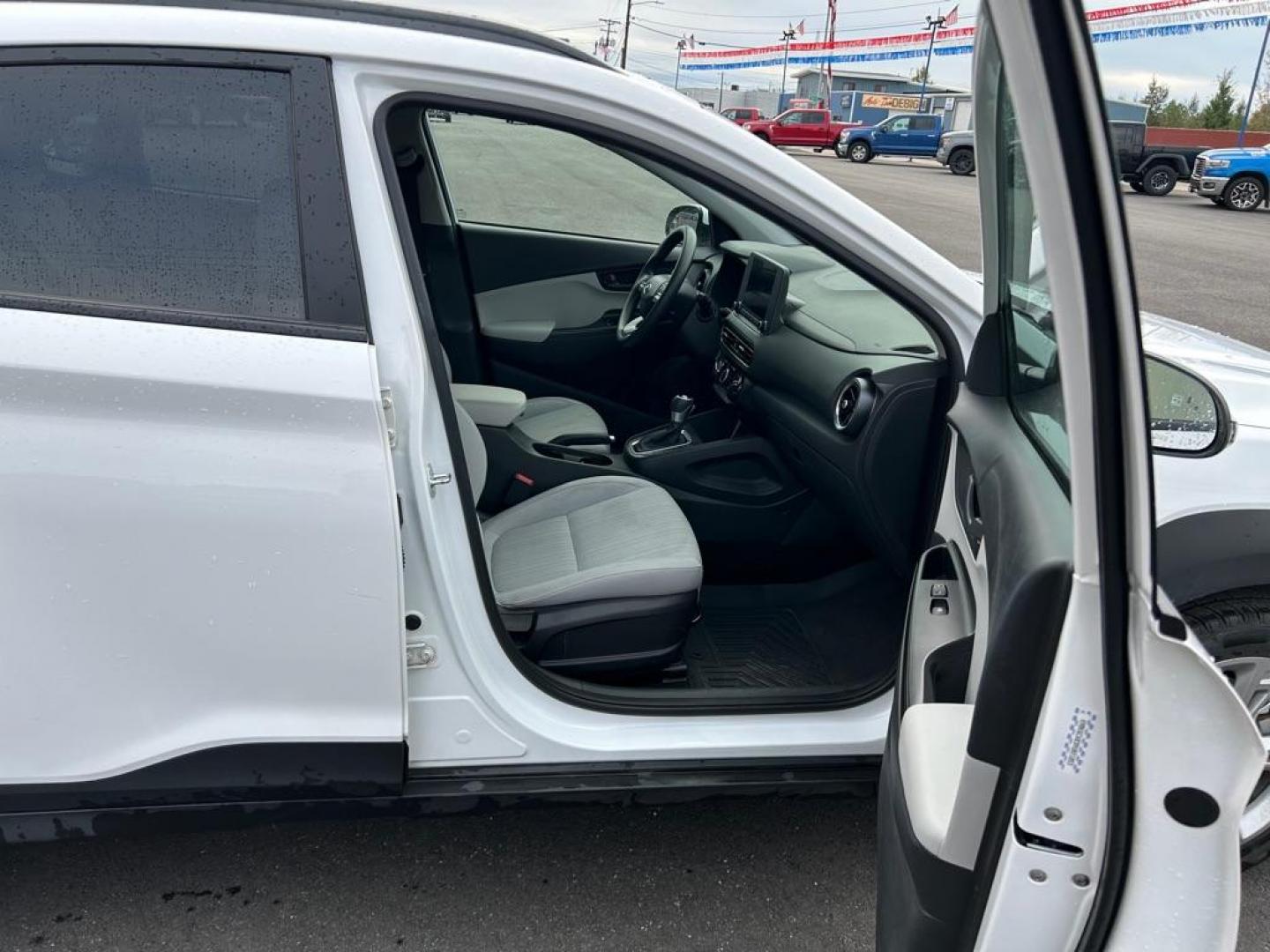 2023 WHITE HYUNDAI KONA SEL (KM8K6CAB3PU) with an 2.0L engine, Continuously Variable transmission, located at 2525 S. Cushman, Fairbanks, AK, 99701, (907) 452-5707, 64.824036, -147.712311 - Photo#4