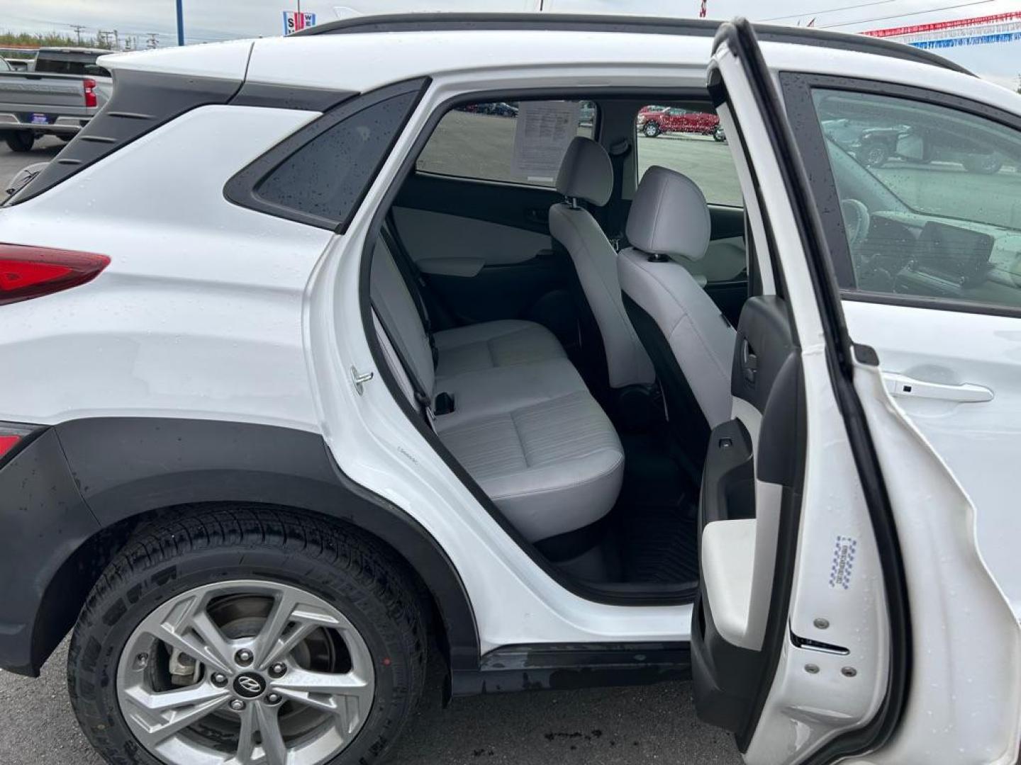 2023 WHITE HYUNDAI KONA SEL (KM8K6CAB3PU) with an 2.0L engine, Continuously Variable transmission, located at 2525 S. Cushman, Fairbanks, AK, 99701, (907) 452-5707, 64.824036, -147.712311 - Photo#5