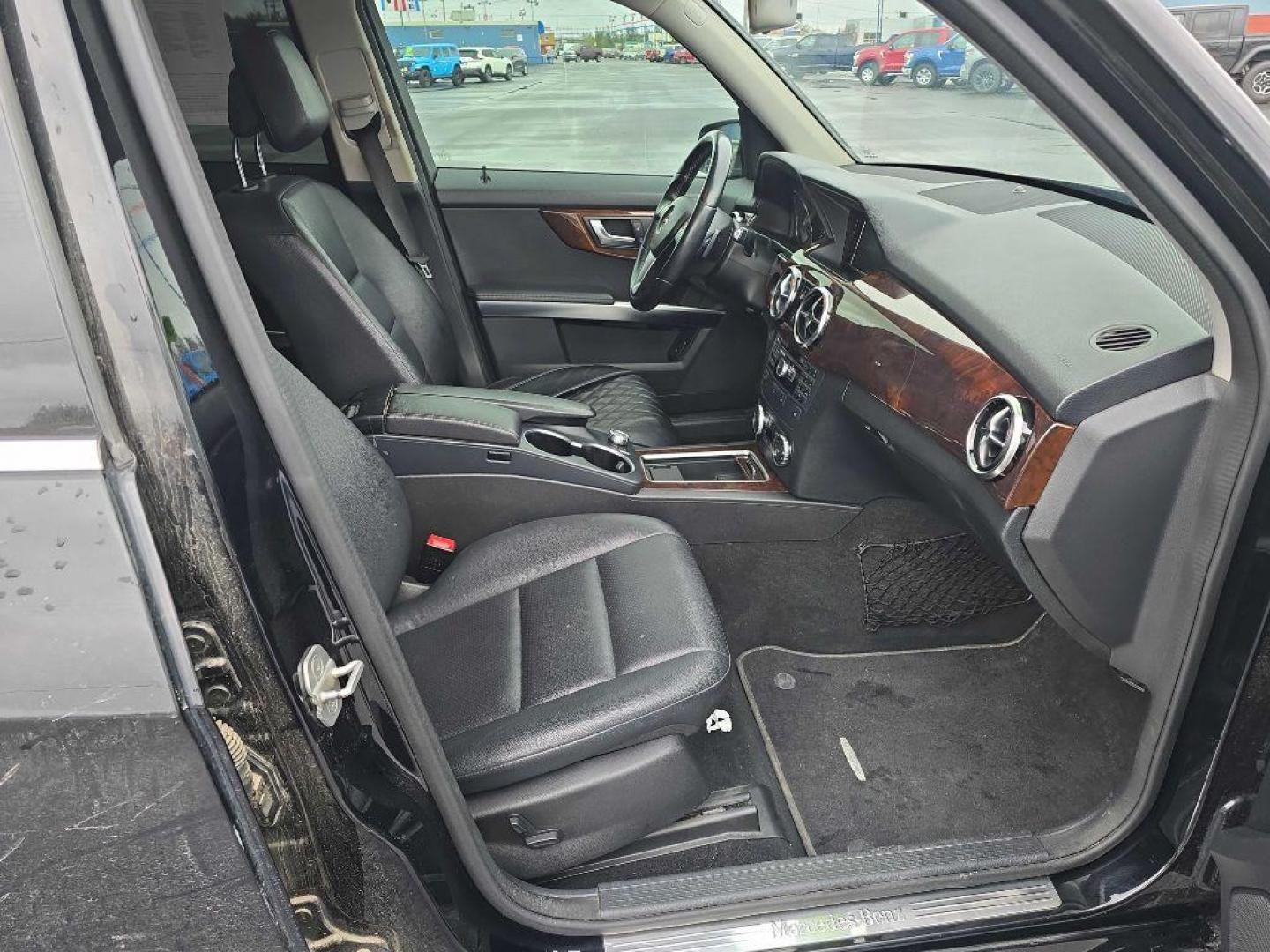 2013 BLACK MERCEDES-BENZ GLK 350 4MATIC (WDCGG8JBXDG) with an 3.5L engine, Automatic transmission, located at 2525 S. Cushman, Fairbanks, AK, 99701, (907) 452-5707, 64.824036, -147.712311 - Photo#3