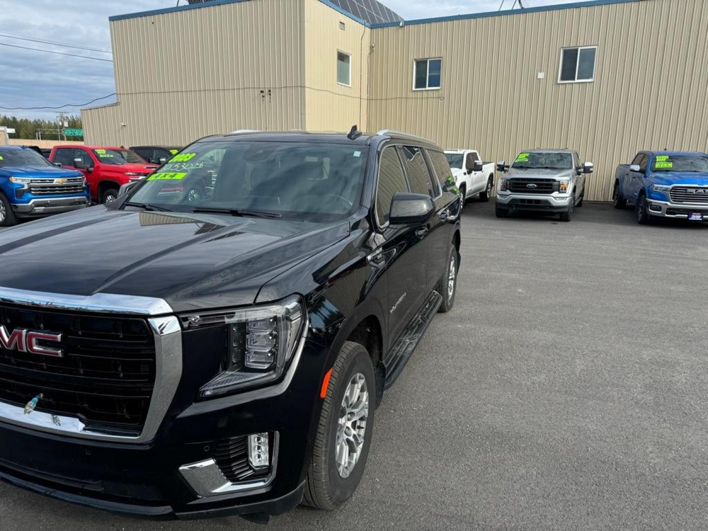 2023 BLACK GMC YUKON XL 1500 SLE (1GKS2FKD5PR) with an 5.3L engine, Automatic transmission, located at 2525 S. Cushman, Fairbanks, AK, 99701, (907) 452-5707, 64.824036, -147.712311 - Photo#1