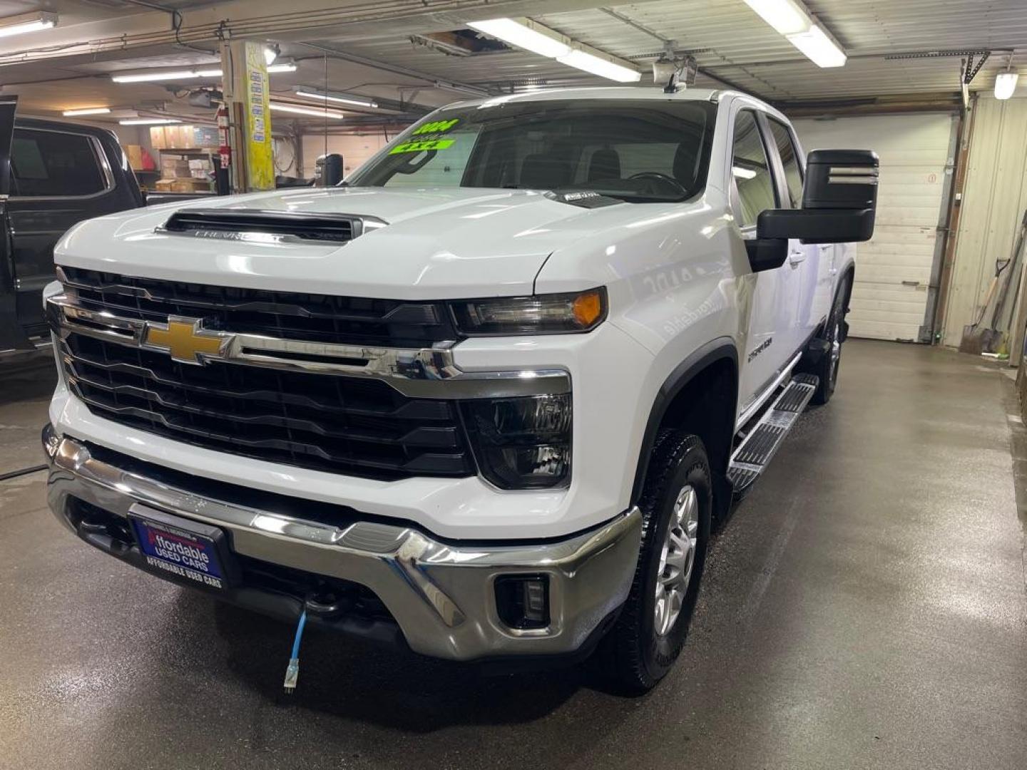 2024 WHITE CHEVROLET SILVERADO 2500 HEAVY DUTY LT (1GC4YNE71RF) with an 6.6L engine, Automatic transmission, located at 2525 S. Cushman, Fairbanks, AK, 99701, (907) 452-5707, 64.824036, -147.712311 - Photo#1