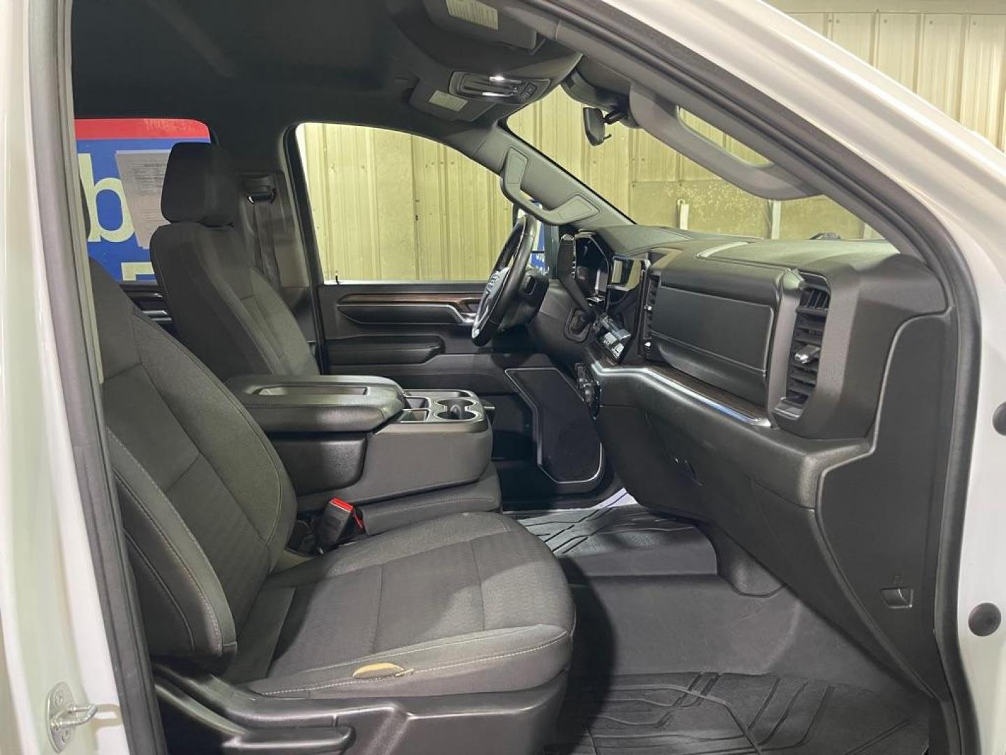 2024 WHITE CHEVROLET SILVERADO 2500 HEAVY DUTY LT (1GC4YNE71RF) with an 6.6L engine, Automatic transmission, located at 2525 S. Cushman, Fairbanks, AK, 99701, (907) 452-5707, 64.824036, -147.712311 - Photo#3