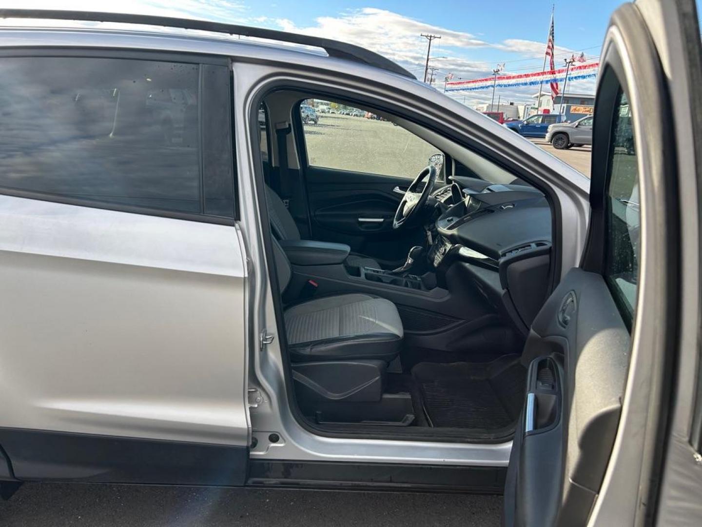 2018 SLIVER FORD ESCAPE SE (1FMCU9GD9JU) with an 1.5L engine, Automatic transmission, located at 2525 S. Cushman, Fairbanks, AK, 99701, (907) 452-5707, 64.824036, -147.712311 - Photo#4