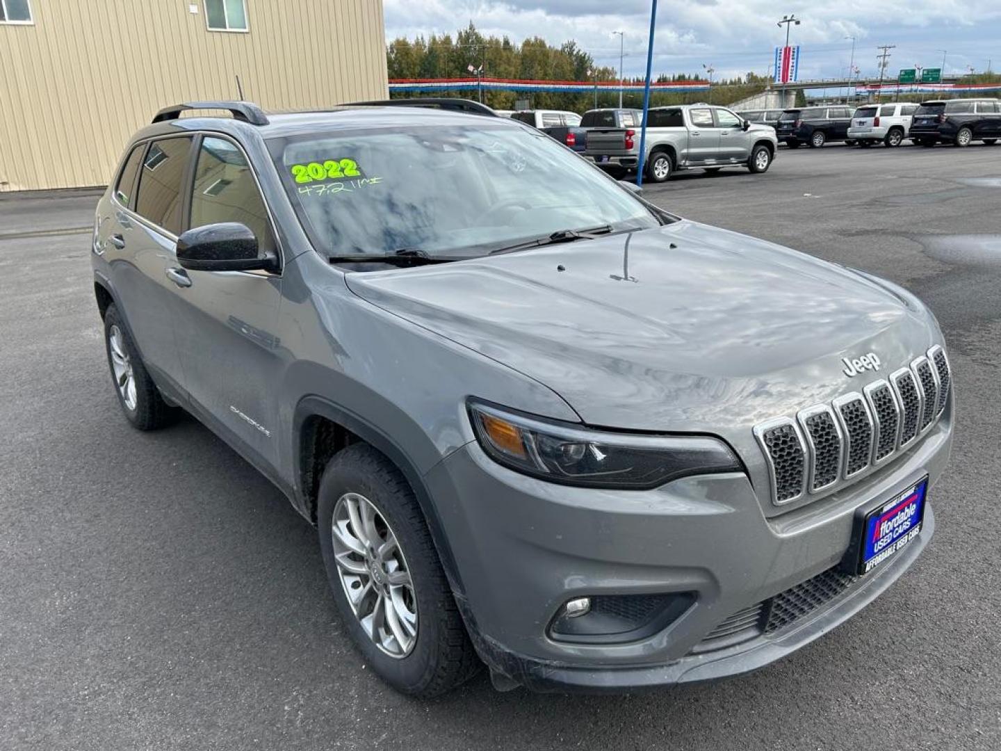 2022 GRAY JEEP CHEROKEE LATITUDE LUX (1C4PJMMXXND) with an 3.2L engine, Automatic transmission, located at 2525 S. Cushman, Fairbanks, AK, 99701, (907) 452-5707, 64.824036, -147.712311 - Photo#1