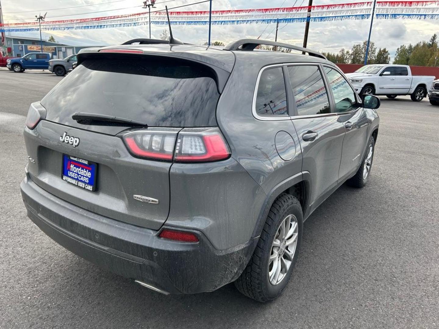 2022 GRAY JEEP CHEROKEE LATITUDE LUX (1C4PJMMXXND) with an 3.2L engine, Automatic transmission, located at 2525 S. Cushman, Fairbanks, AK, 99701, (907) 452-5707, 64.824036, -147.712311 - Photo#2