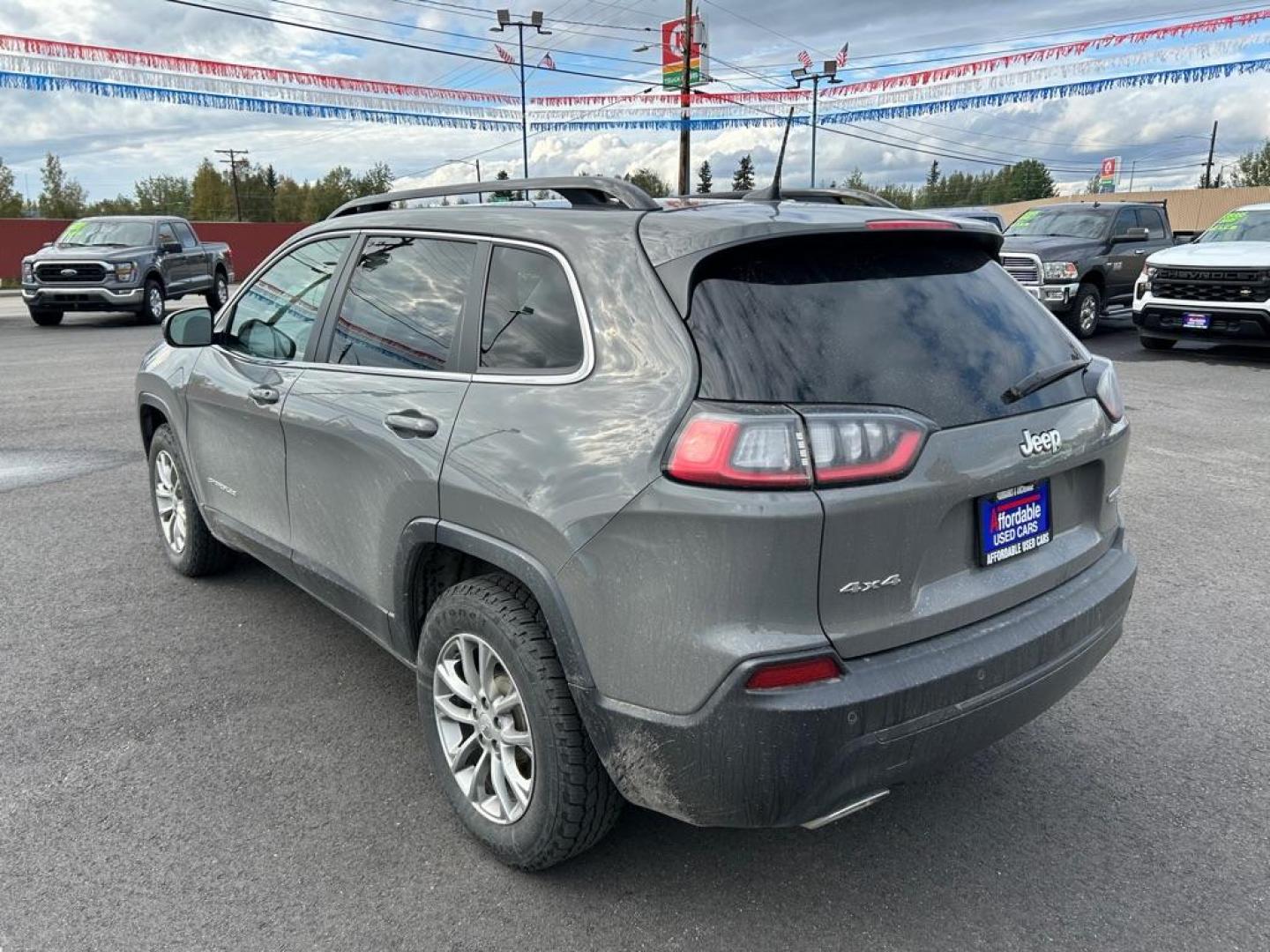 2022 GRAY JEEP CHEROKEE LATITUDE LUX (1C4PJMMXXND) with an 3.2L engine, Automatic transmission, located at 2525 S. Cushman, Fairbanks, AK, 99701, (907) 452-5707, 64.824036, -147.712311 - Photo#3