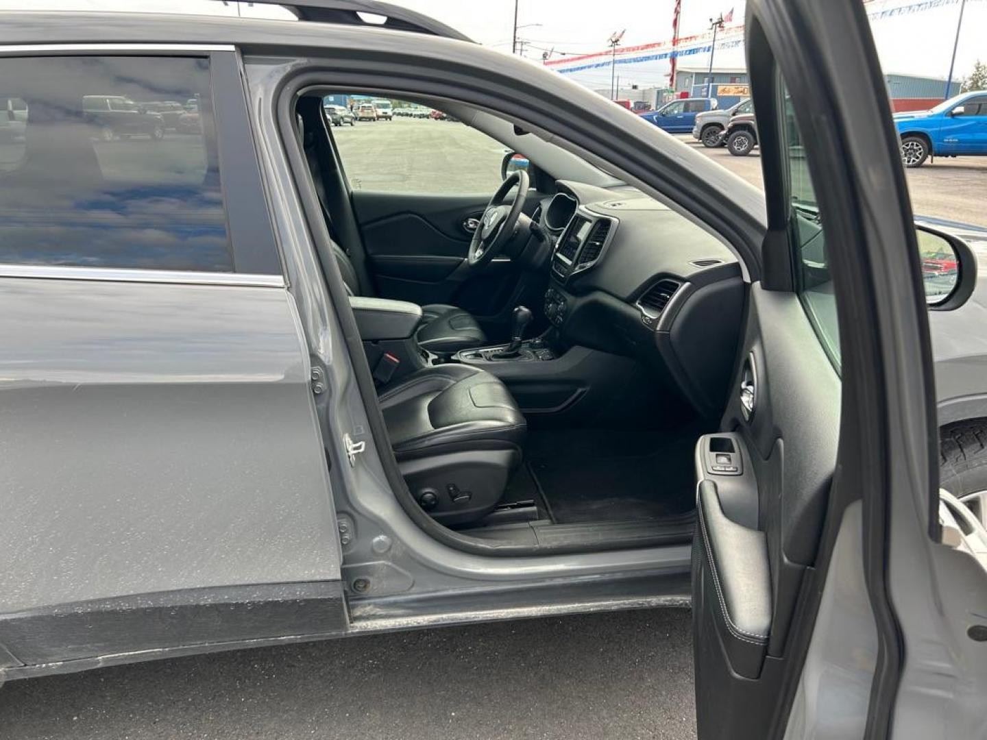 2022 GRAY JEEP CHEROKEE LATITUDE LUX (1C4PJMMXXND) with an 3.2L engine, Automatic transmission, located at 2525 S. Cushman, Fairbanks, AK, 99701, (907) 452-5707, 64.824036, -147.712311 - Photo#4