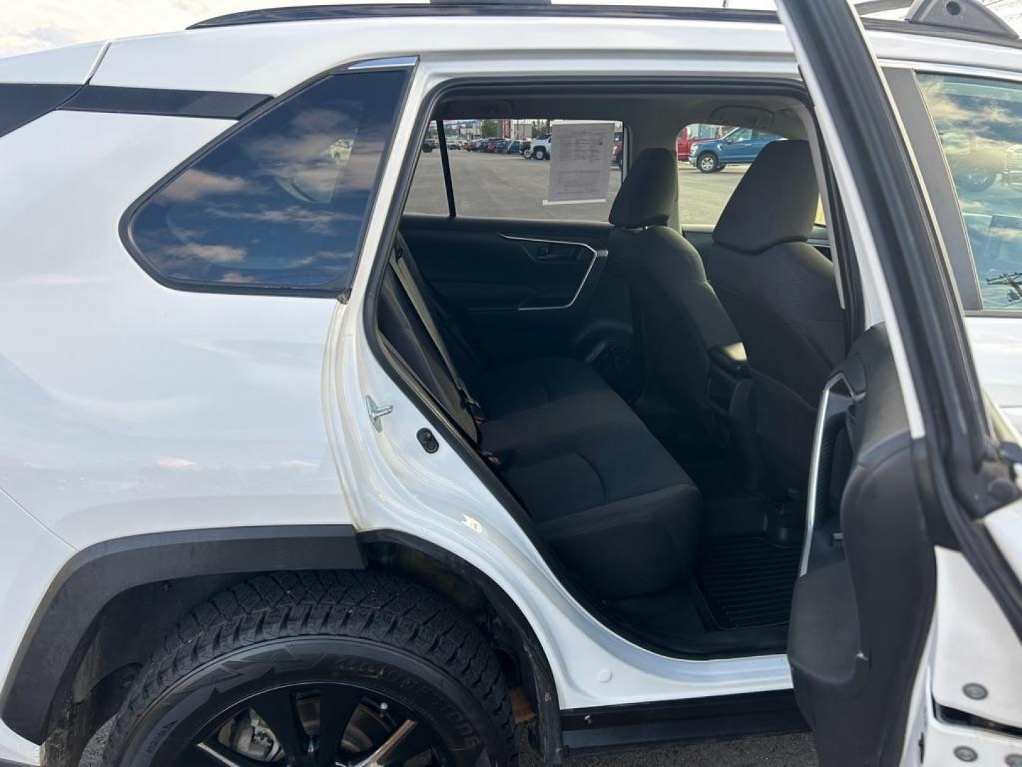 2019 WHITE TOYOTA RAV4 LE LE (JTMG1RFV0KD) with an 2.5L engine, Automatic transmission, located at 2525 S. Cushman, Fairbanks, AK, 99701, (907) 452-5707, 64.824036, -147.712311 - Photo#5