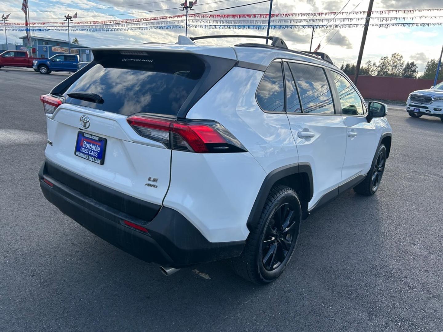 2019 WHITE TOYOTA RAV4 LE LE (JTMG1RFV0KD) with an 2.5L engine, Automatic transmission, located at 2525 S. Cushman, Fairbanks, AK, 99701, (907) 452-5707, 64.824036, -147.712311- Photo#2
