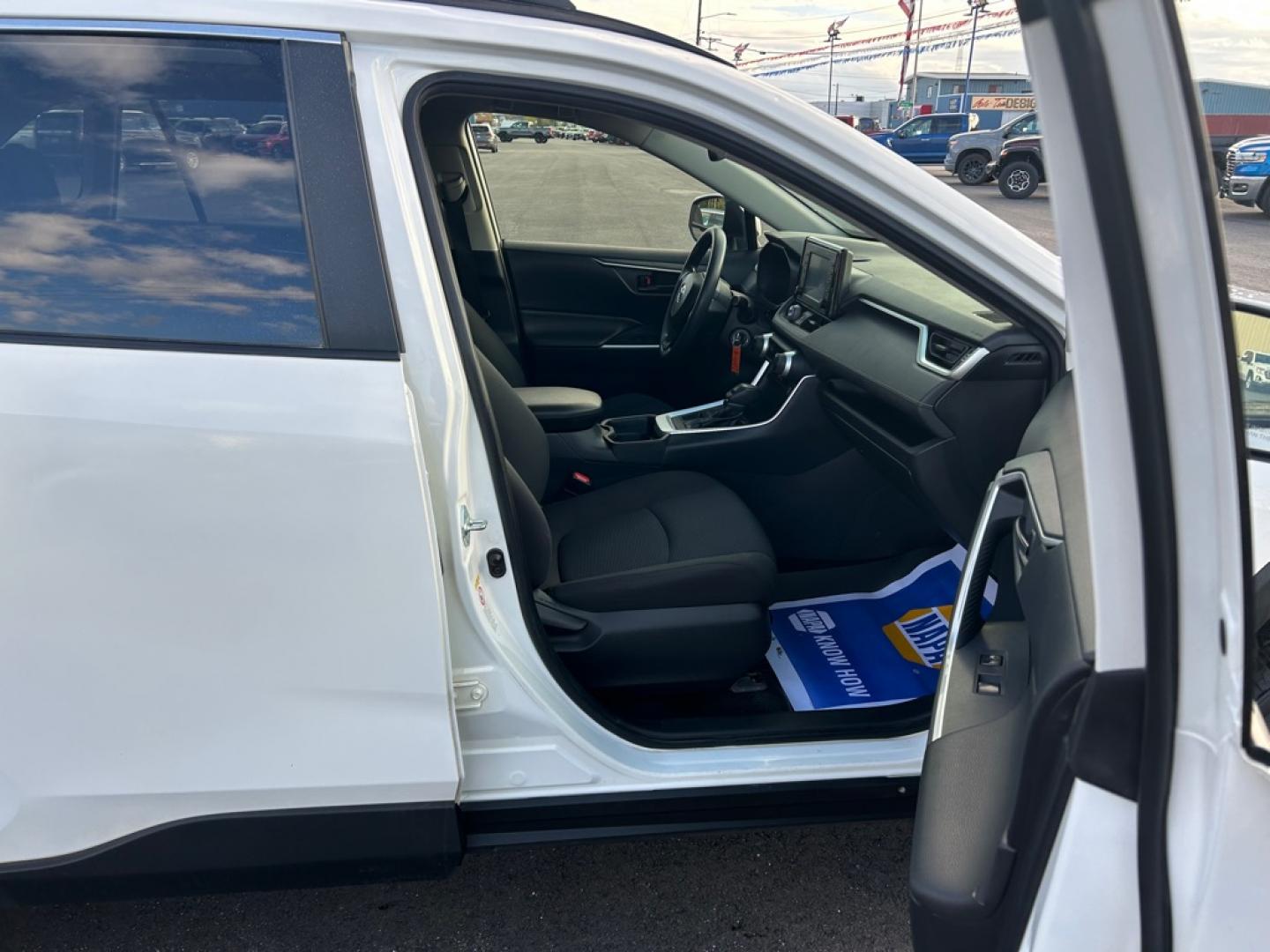 2019 WHITE TOYOTA RAV4 LE LE (JTMG1RFV0KD) with an 2.5L engine, Automatic transmission, located at 2525 S. Cushman, Fairbanks, AK, 99701, (907) 452-5707, 64.824036, -147.712311- Photo#4