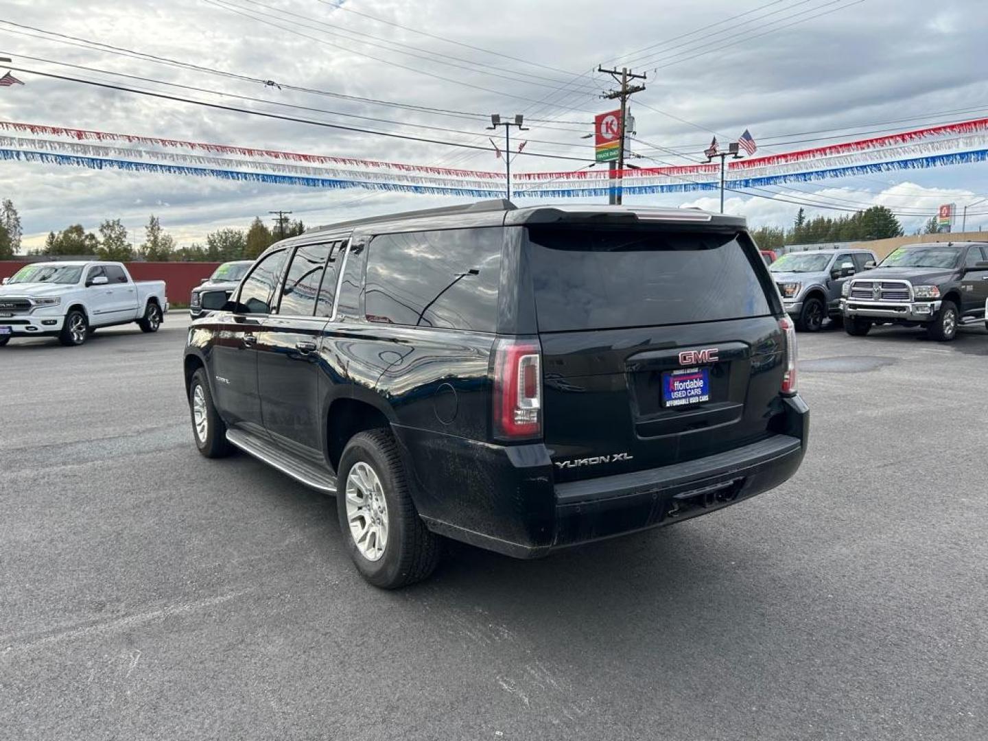 2020 BLACK GMC YUKON XL 1500 SLT (1GKS2GKC0LR) with an 5.3L engine, Automatic transmission, located at 2525 S. Cushman, Fairbanks, AK, 99701, (907) 452-5707, 64.824036, -147.712311 - Photo#3