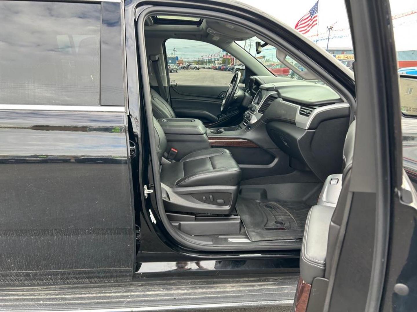 2020 BLACK GMC YUKON XL 1500 SLT (1GKS2GKC0LR) with an 5.3L engine, Automatic transmission, located at 2525 S. Cushman, Fairbanks, AK, 99701, (907) 452-5707, 64.824036, -147.712311 - Photo#4