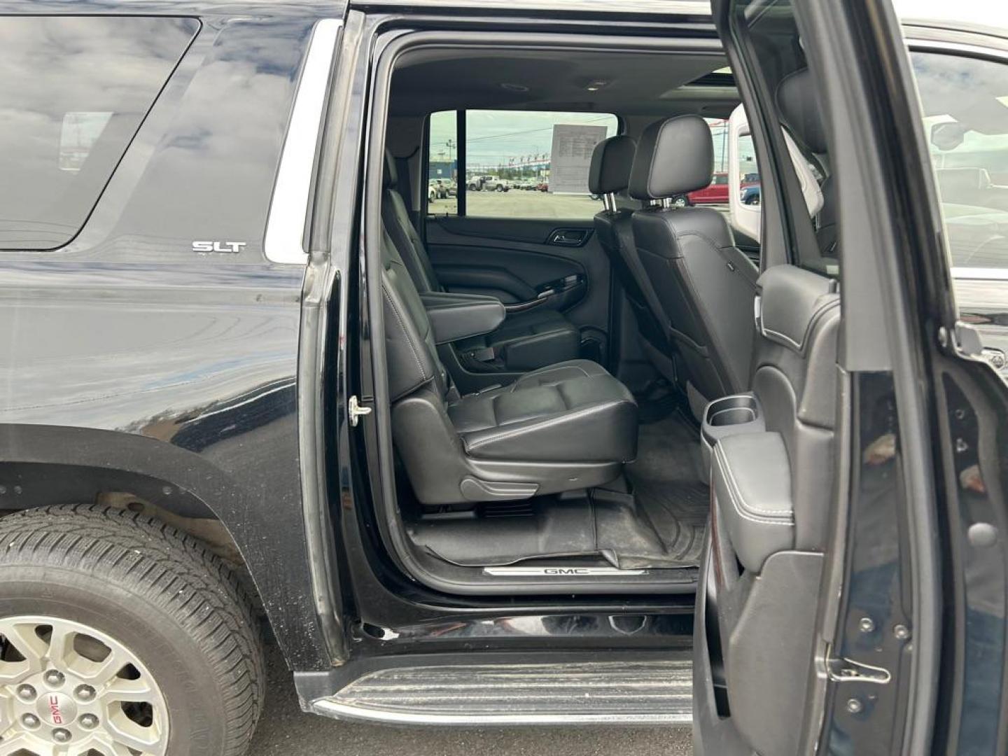 2020 BLACK GMC YUKON XL 1500 SLT (1GKS2GKC0LR) with an 5.3L engine, Automatic transmission, located at 2525 S. Cushman, Fairbanks, AK, 99701, (907) 452-5707, 64.824036, -147.712311 - Photo#5