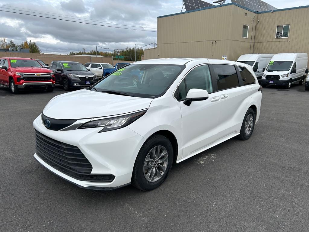 photo of 2023 TOYOTA SIENNA LE