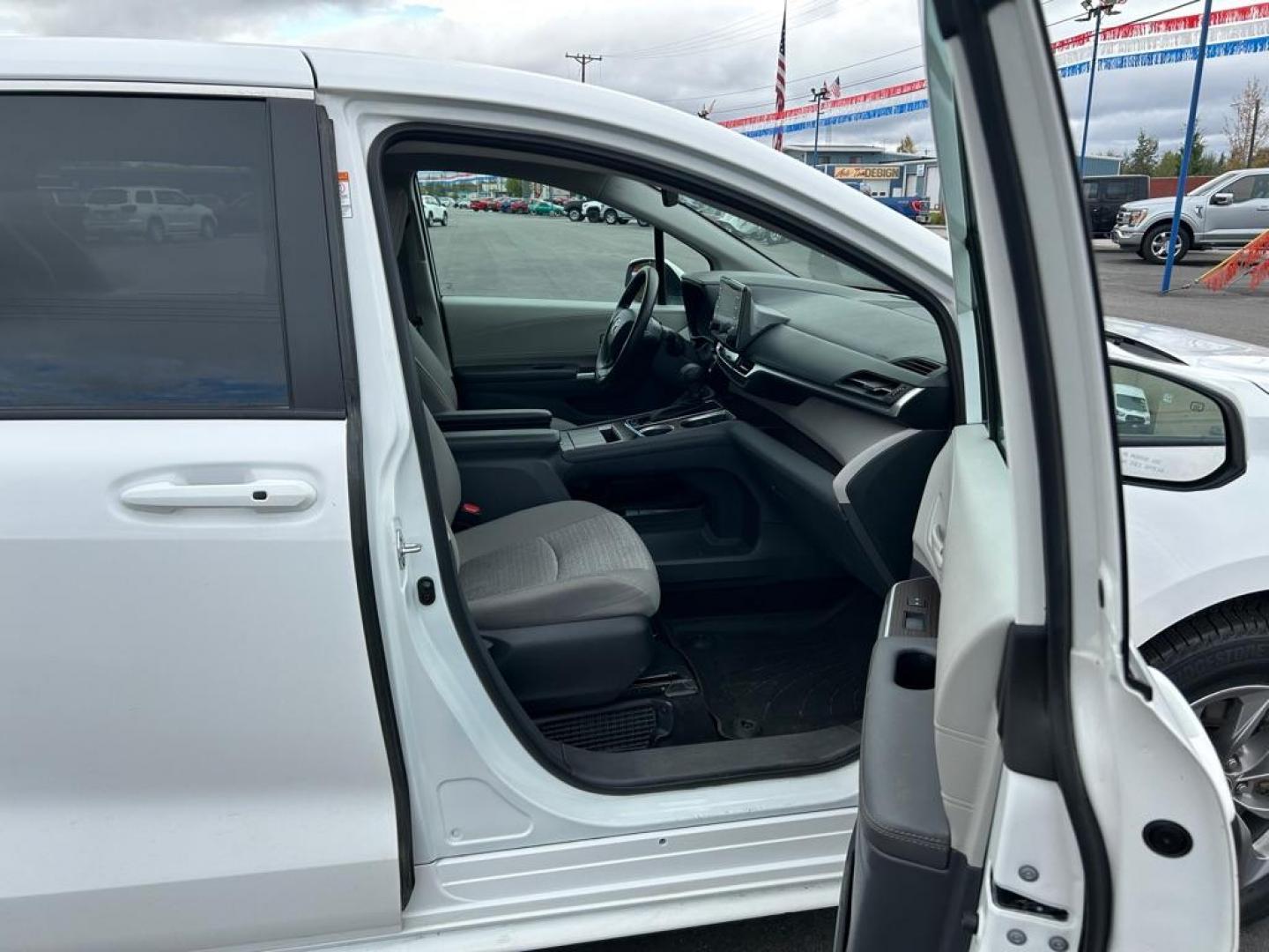 2023 WHITE TOYOTA SIENNA LE LE (5TDKRKECXPS) with an 2.5L engine, Continuously Variable transmission, located at 2525 S. Cushman, Fairbanks, AK, 99701, (907) 452-5707, 64.824036, -147.712311 - Photo#4