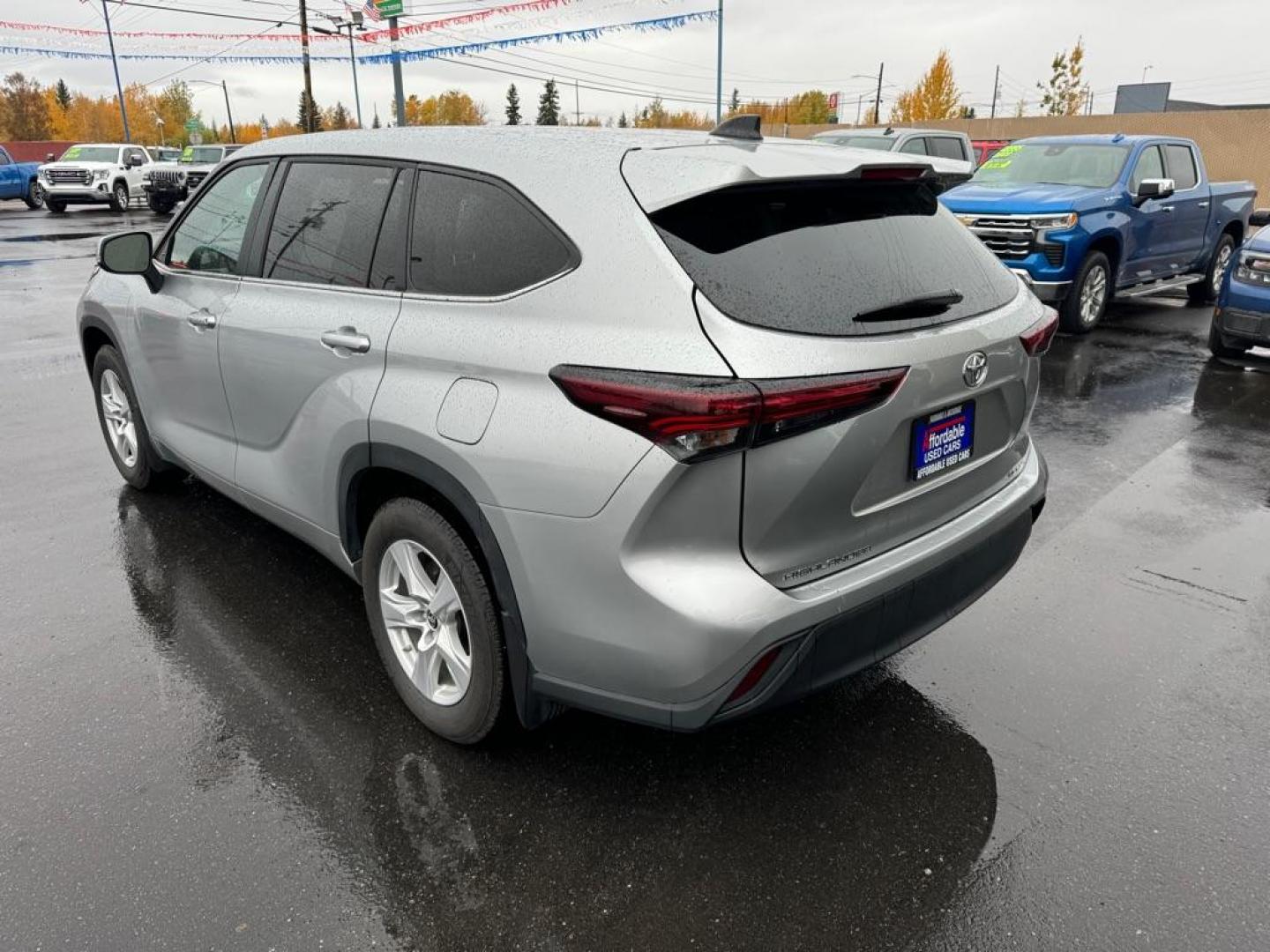 2024 SILVER TOYOTA HIGHLANDER LE (5TDKDRBHXRS) with an 2.4L engine, Automatic transmission, located at 2525 S. Cushman, Fairbanks, AK, 99701, (907) 452-5707, 64.824036, -147.712311 - Photo#3