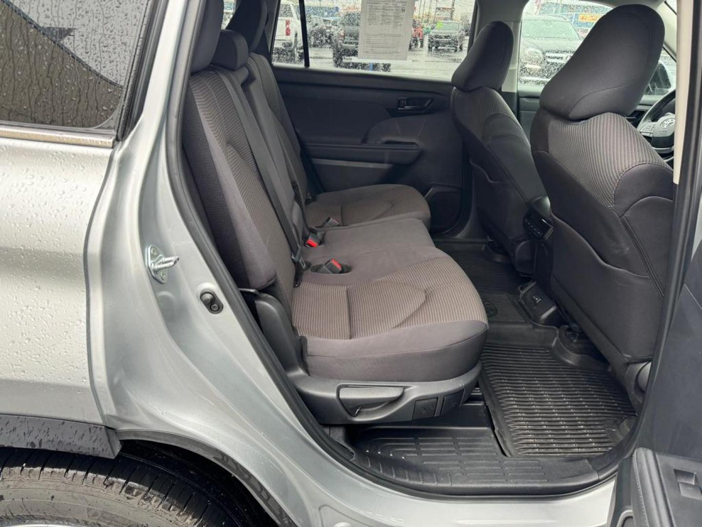 2024 SILVER TOYOTA HIGHLANDER LE (5TDKDRBHXRS) with an 2.4L engine, Automatic transmission, located at 2525 S. Cushman, Fairbanks, AK, 99701, (907) 452-5707, 64.824036, -147.712311 - Photo#5