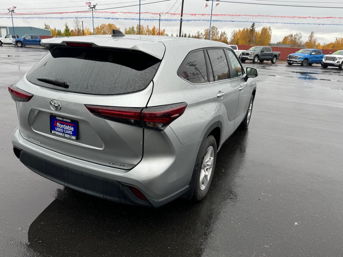 2024 SILVER TOYOTA HIGHLANDER LE LE (5TDKDRBHXRS) with an 2.4L engine, Automatic transmission, located at 2525 S. Cushman, Fairbanks, AK, 99701, (907) 452-5707, 64.824036, -147.712311- Photo#2