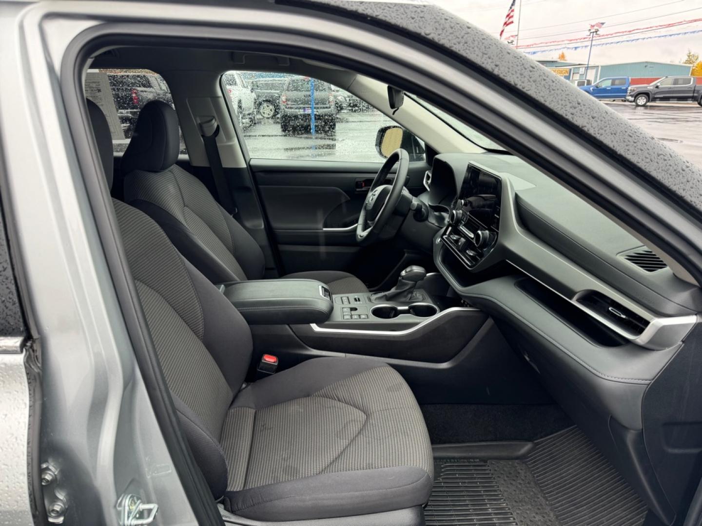 2024 SILVER TOYOTA HIGHLANDER LE LE (5TDKDRBHXRS) with an 2.4L engine, Automatic transmission, located at 2525 S. Cushman, Fairbanks, AK, 99701, (907) 452-5707, 64.824036, -147.712311- Photo#4