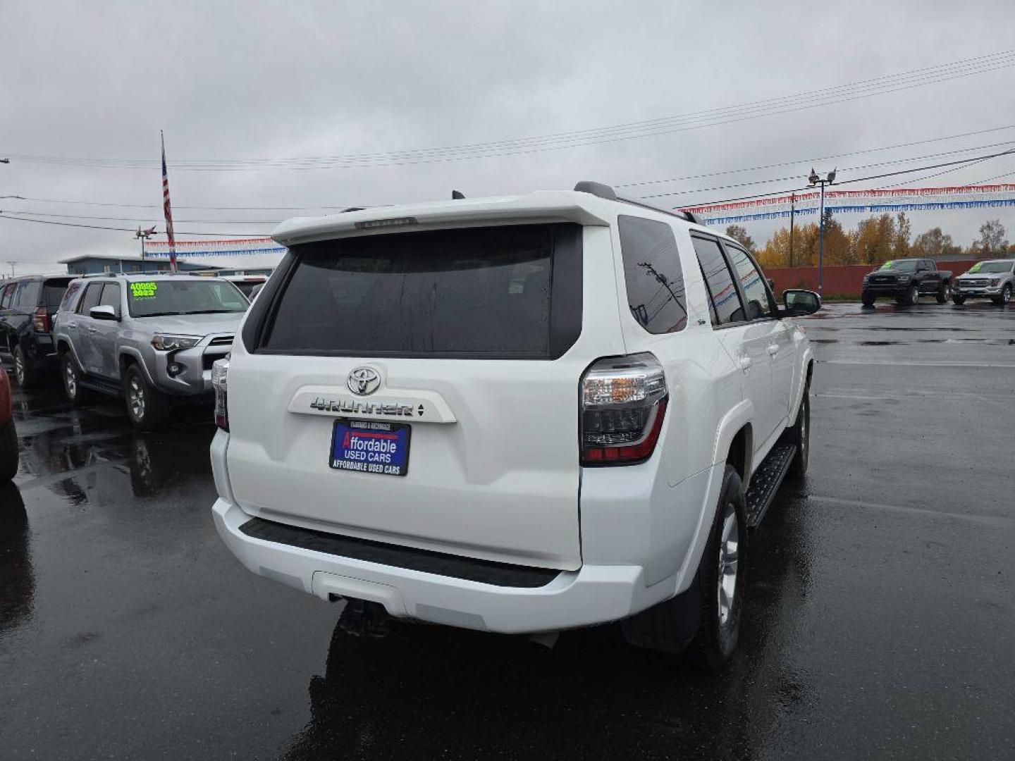 2023 WHITE TOYOTA 4RUNNER SE (JTEMU5JR2P6) with an 4.0L engine, Automatic transmission, located at 2525 S. Cushman, Fairbanks, AK, 99701, (907) 452-5707, 64.824036, -147.712311 - Photo#4