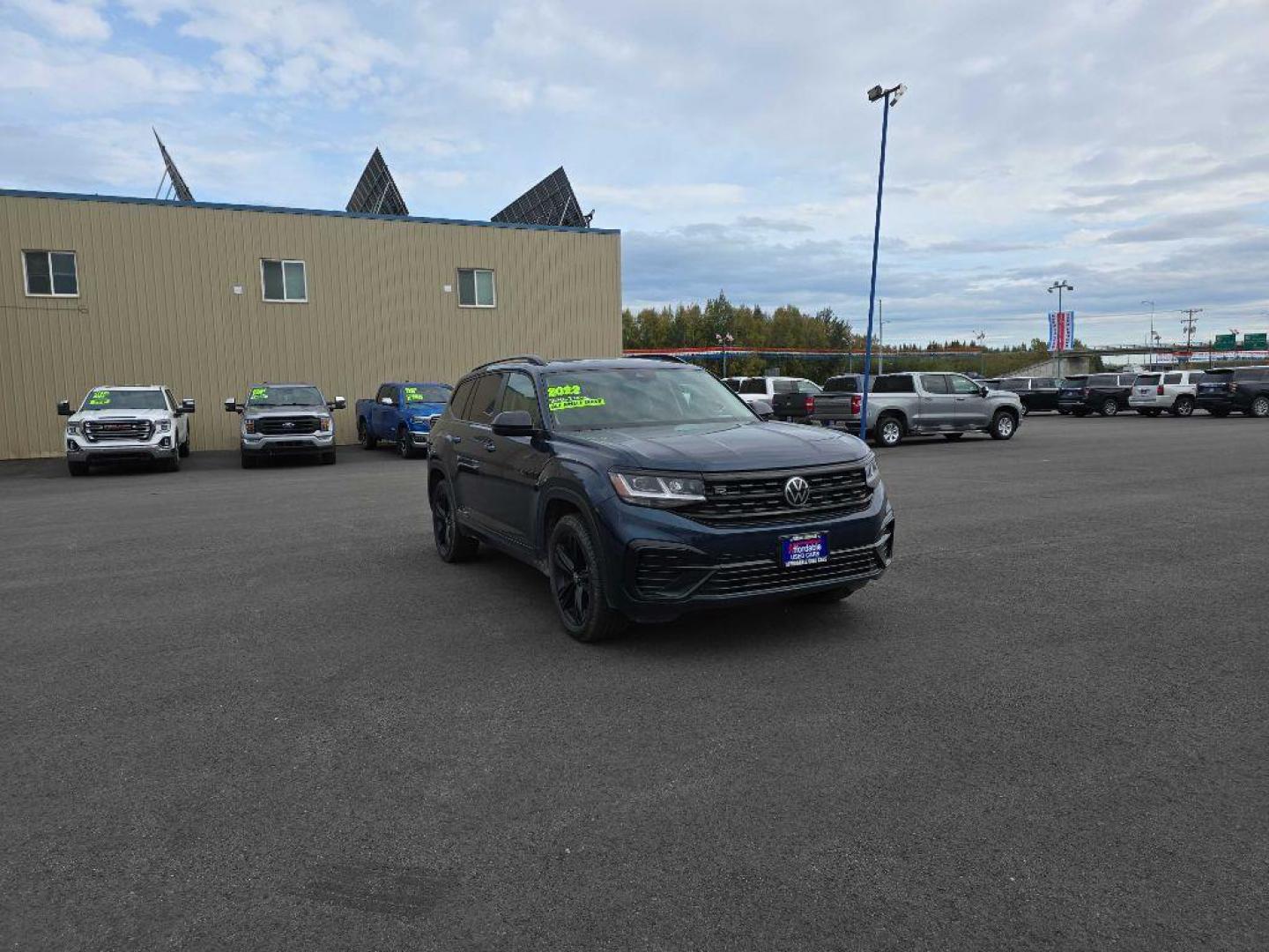 2022 BLUE VOLKSWAGEN ATLAS SEL R-LINE (1V2SR2CA3NC) with an 3.6L engine, Automatic transmission, located at 2525 S. Cushman, Fairbanks, AK, 99701, (907) 452-5707, 64.824036, -147.712311 - Photo#1