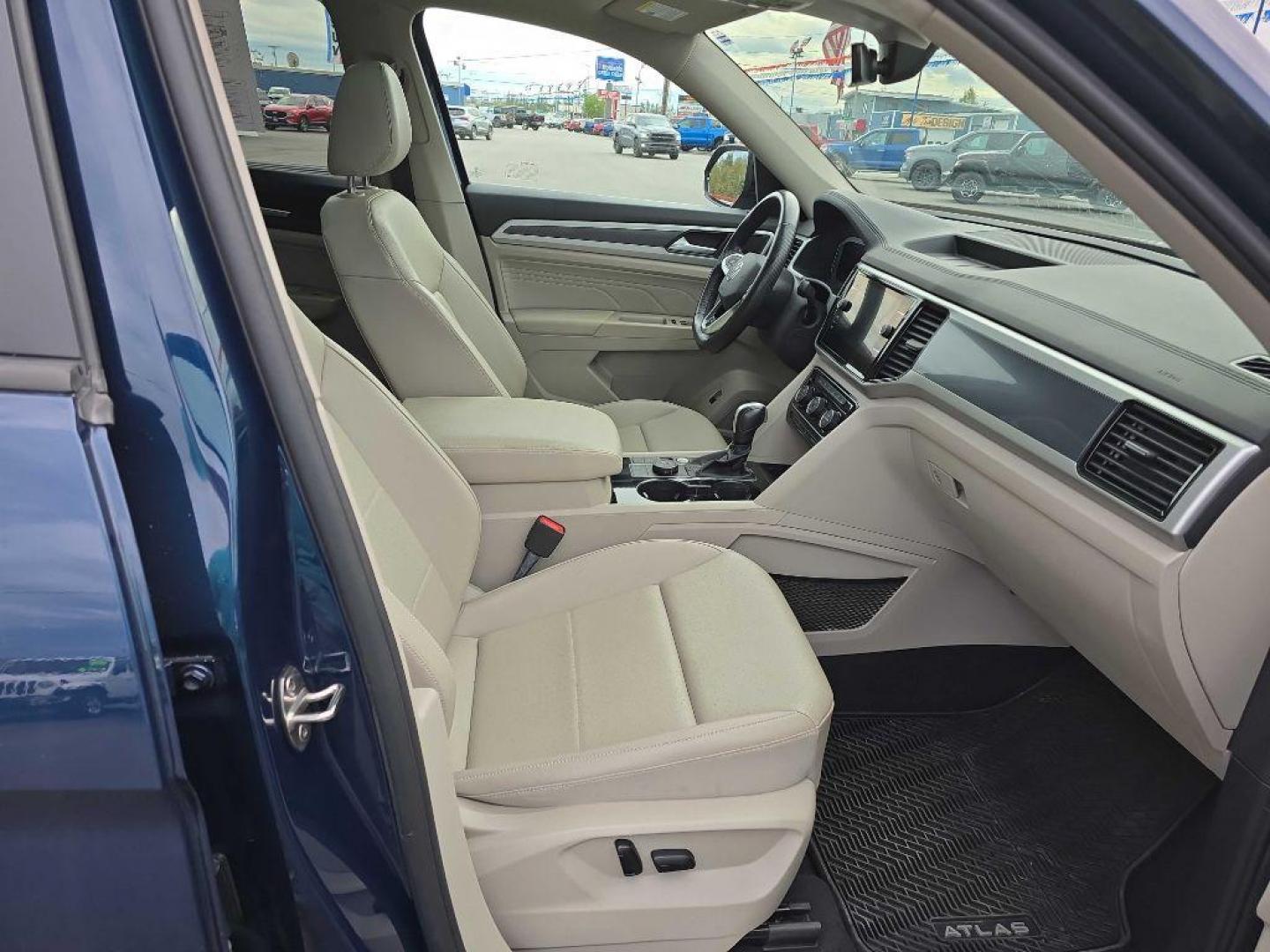 2022 BLUE VOLKSWAGEN ATLAS SEL R-LINE (1V2SR2CA3NC) with an 3.6L engine, Automatic transmission, located at 2525 S. Cushman, Fairbanks, AK, 99701, (907) 452-5707, 64.824036, -147.712311 - Photo#2