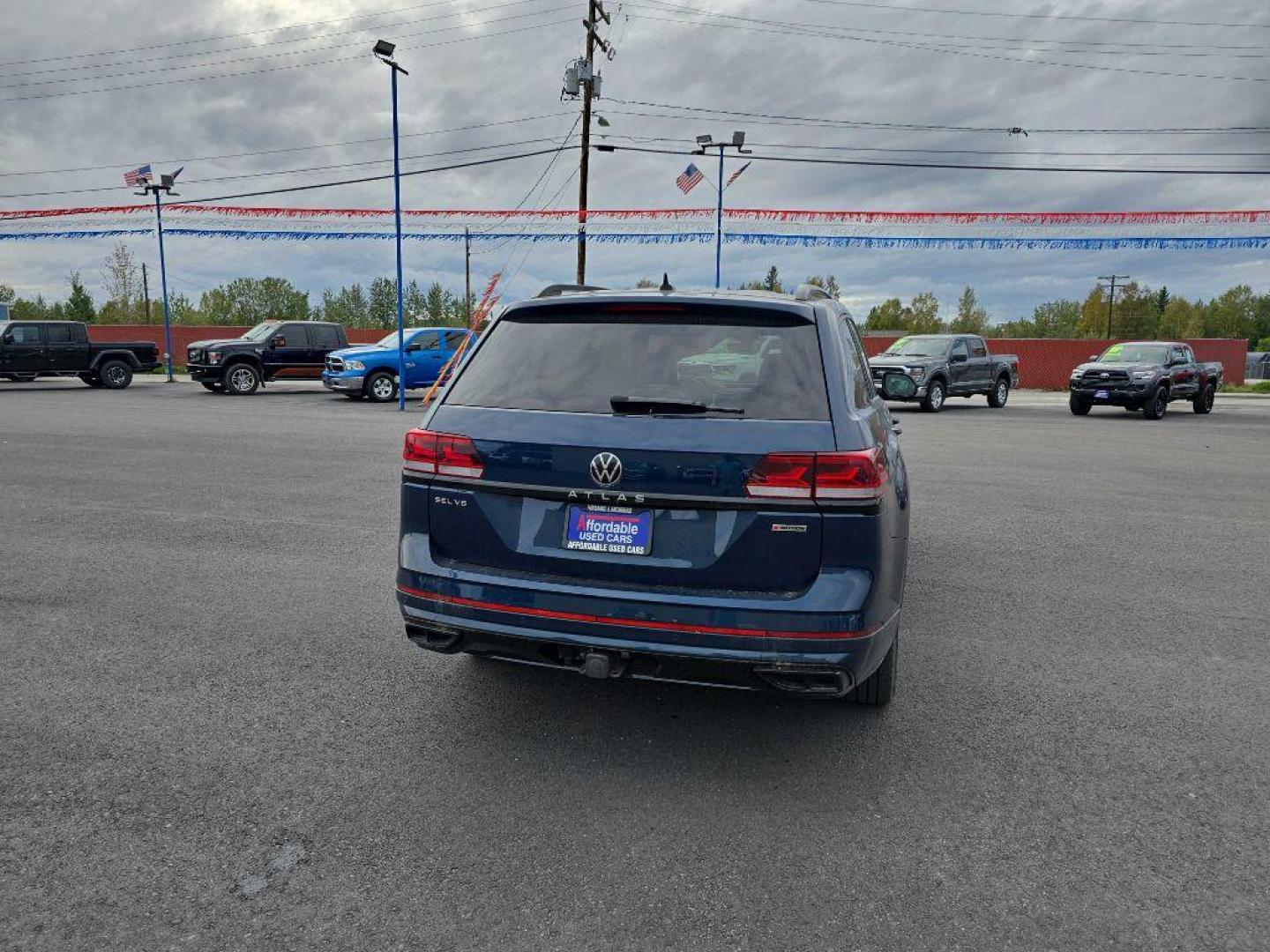 2022 BLUE VOLKSWAGEN ATLAS SEL R-LINE (1V2SR2CA3NC) with an 3.6L engine, Automatic transmission, located at 2525 S. Cushman, Fairbanks, AK, 99701, (907) 452-5707, 64.824036, -147.712311 - Photo#3