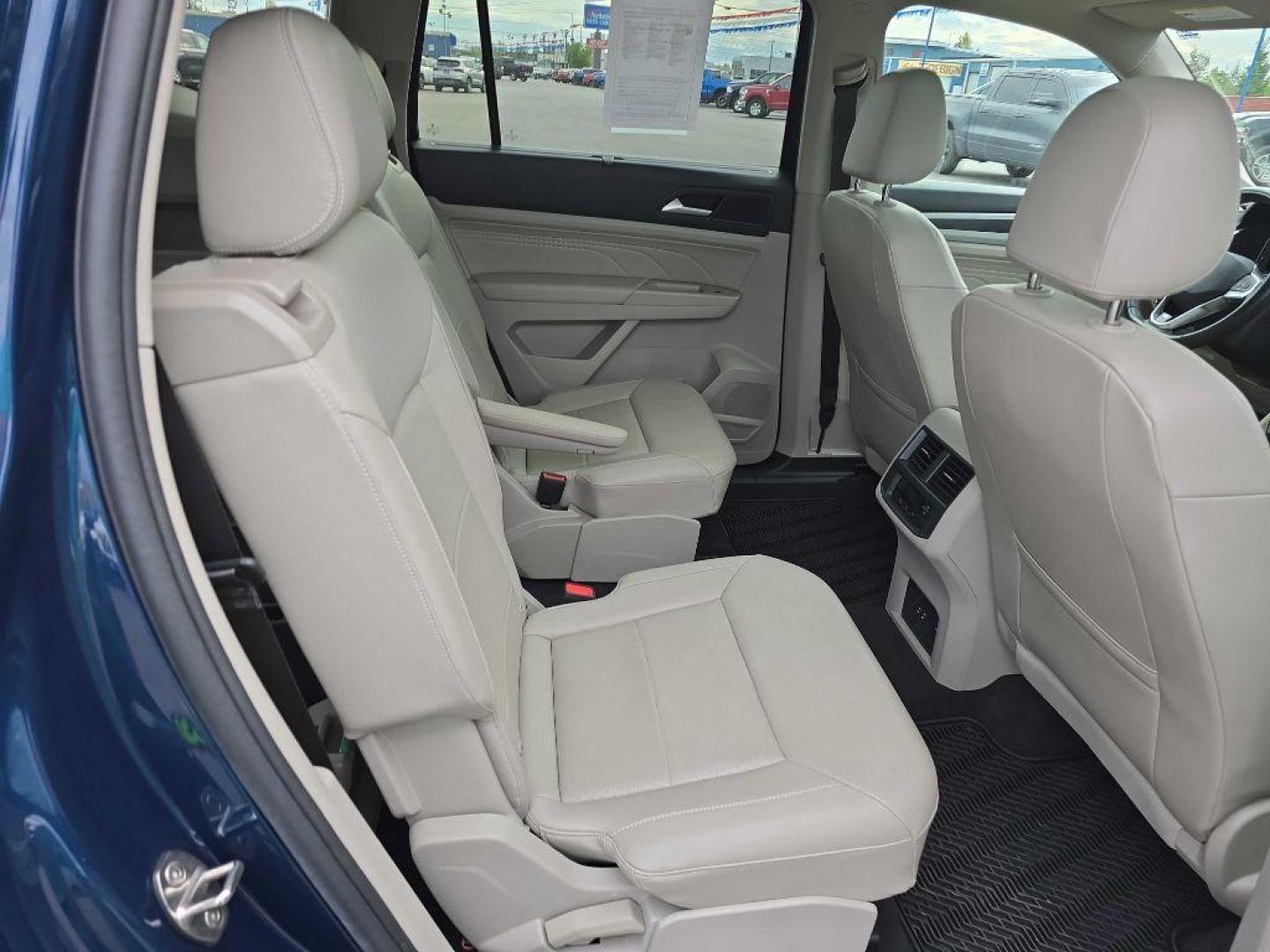 2022 BLUE VOLKSWAGEN ATLAS SEL R-LINE (1V2SR2CA3NC) with an 3.6L engine, Automatic transmission, located at 2525 S. Cushman, Fairbanks, AK, 99701, (907) 452-5707, 64.824036, -147.712311 - Photo#4