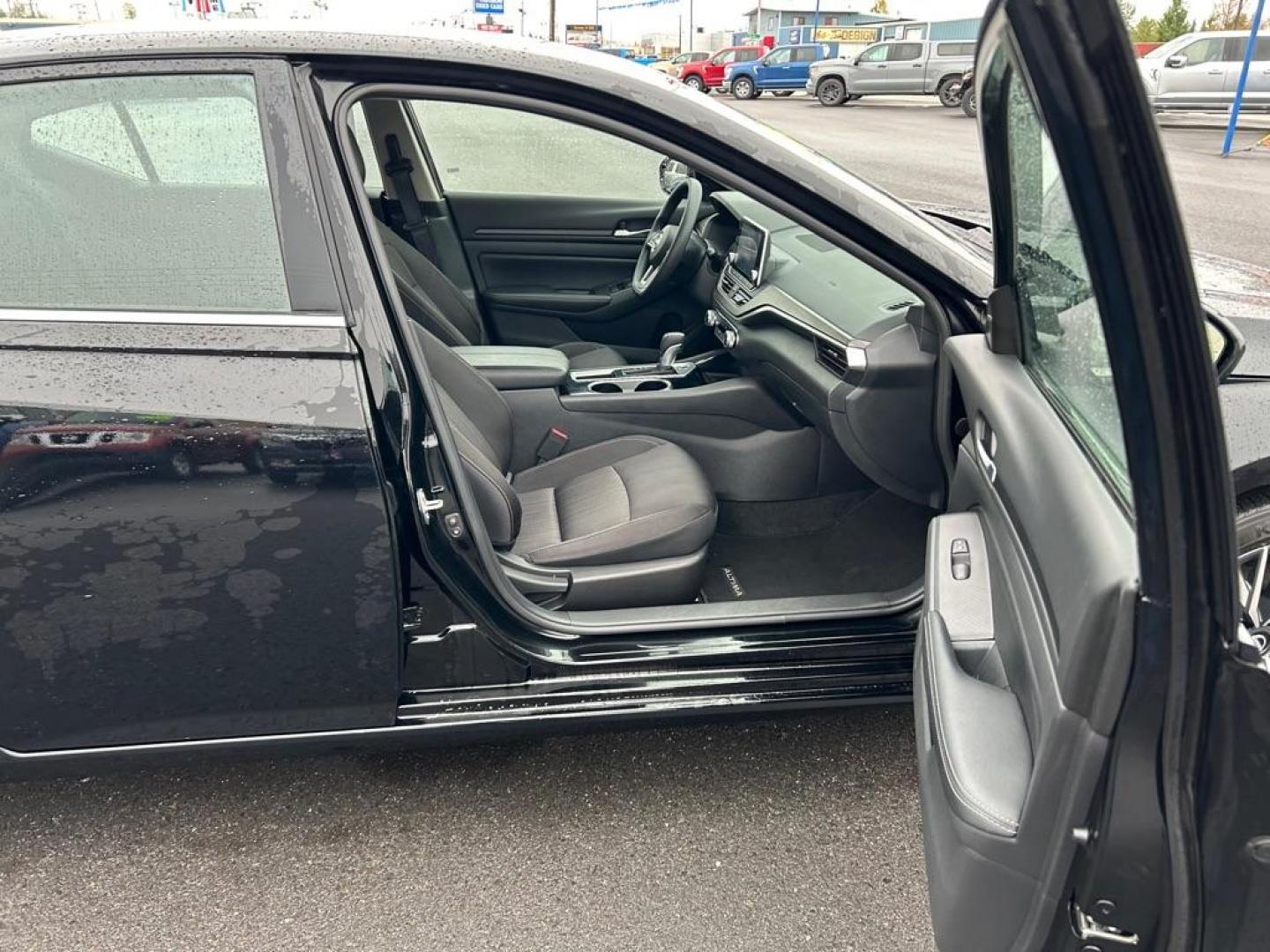 2024 BLACK NISSAN ALTIMA SV (1N4BL4DV7RN) with an 2.5L engine, Continuously Variable transmission, located at 2525 S. Cushman, Fairbanks, AK, 99701, (907) 452-5707, 64.824036, -147.712311 - Photo#4