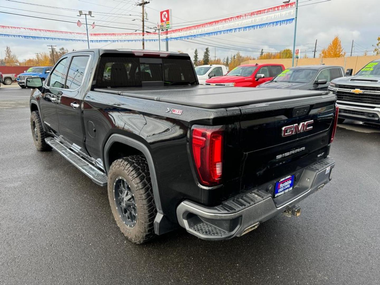 2022 BLACK GMC SIERRA LIMITED 1500 SLT (3GTU9DED8NG) with an 5.3L engine, Automatic transmission, located at 2525 S. Cushman, Fairbanks, AK, 99701, (907) 452-5707, 64.824036, -147.712311 - Photo#3