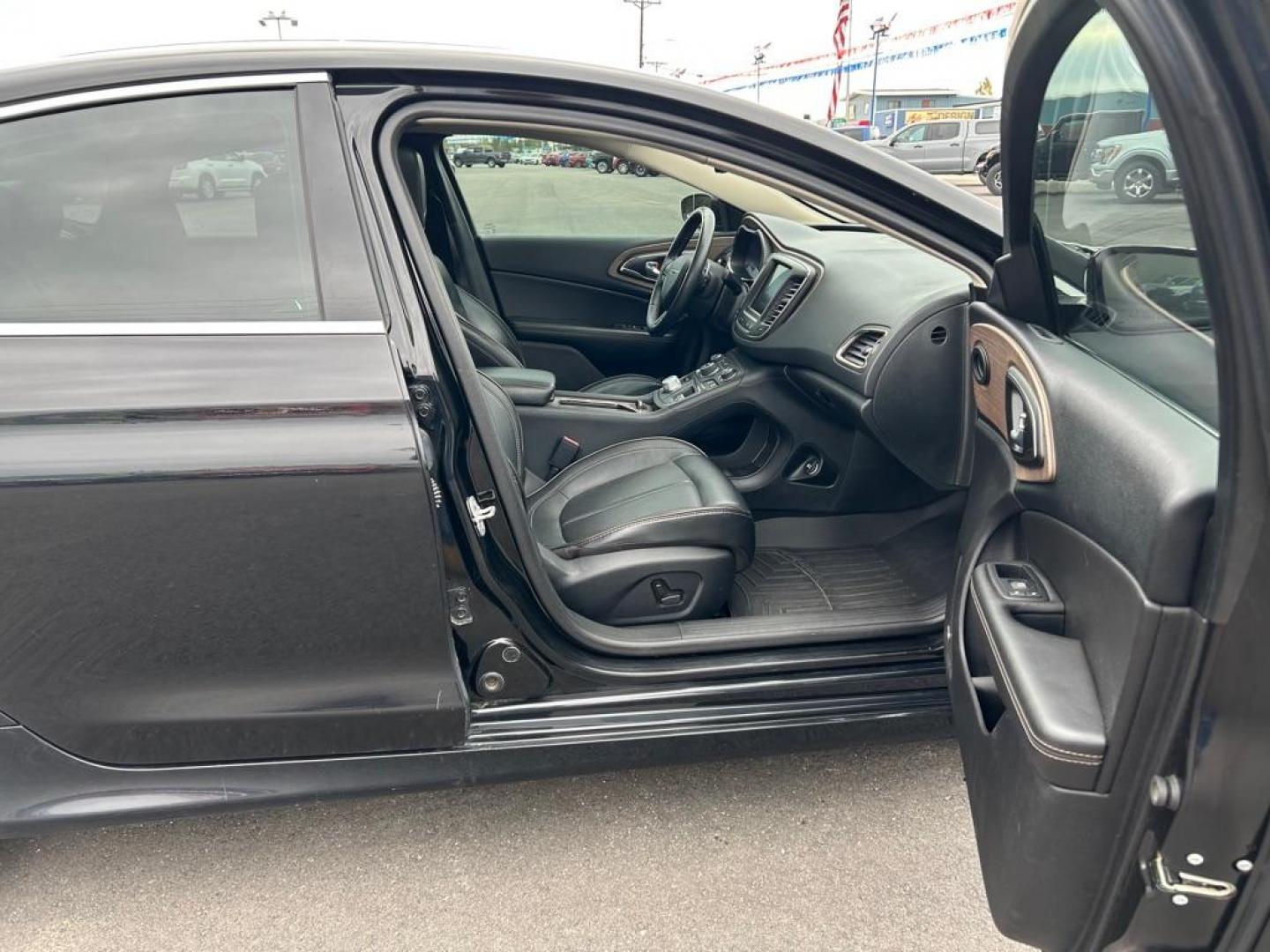 2016 CHRYSLER 200 C (1C3CCCEG8GN) with an 3.6L engine, Automatic transmission, located at 2525 S. Cushman, Fairbanks, AK, 99701, (907) 452-5707, 64.824036, -147.712311 - Photo#4