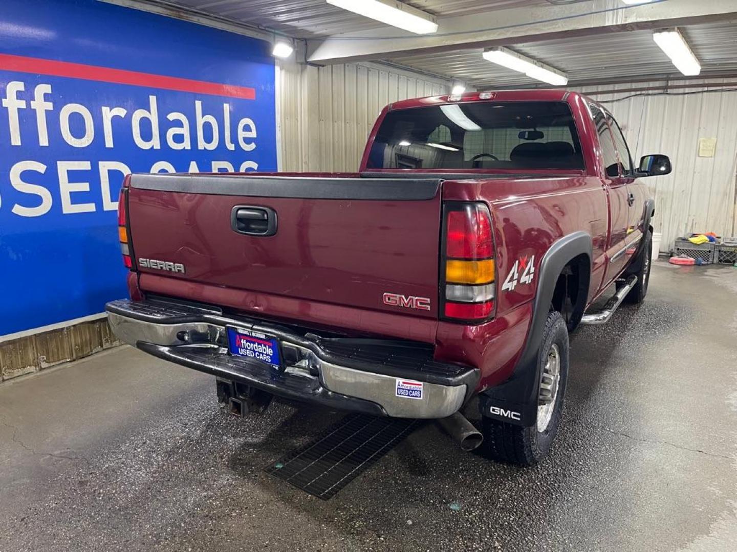 2004 RED GMC SIERRA 2500 HEAVY DUTY (1GTHK29U04E) with an 6.0L engine, Automatic transmission, located at 2525 S. Cushman, Fairbanks, AK, 99701, (907) 452-5707, 64.824036, -147.712311 - Photo#2