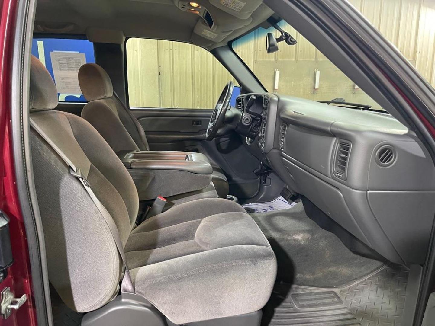 2004 RED GMC SIERRA 2500 HEAVY DUTY (1GTHK29U04E) with an 6.0L engine, Automatic transmission, located at 2525 S. Cushman, Fairbanks, AK, 99701, (907) 452-5707, 64.824036, -147.712311 - Photo#3