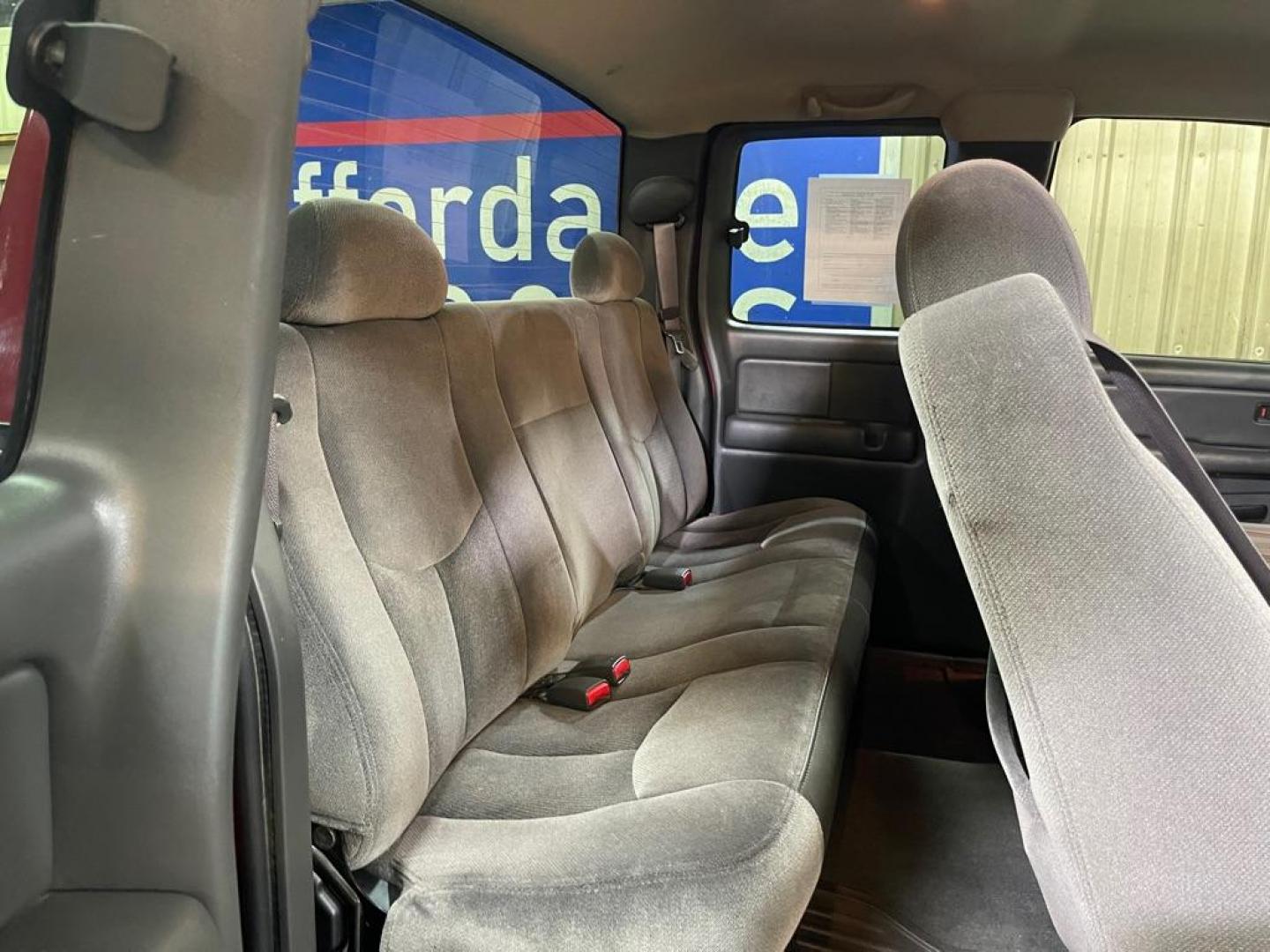 2004 RED GMC SIERRA 2500 HEAVY DUTY (1GTHK29U04E) with an 6.0L engine, Automatic transmission, located at 2525 S. Cushman, Fairbanks, AK, 99701, (907) 452-5707, 64.824036, -147.712311 - Photo#4