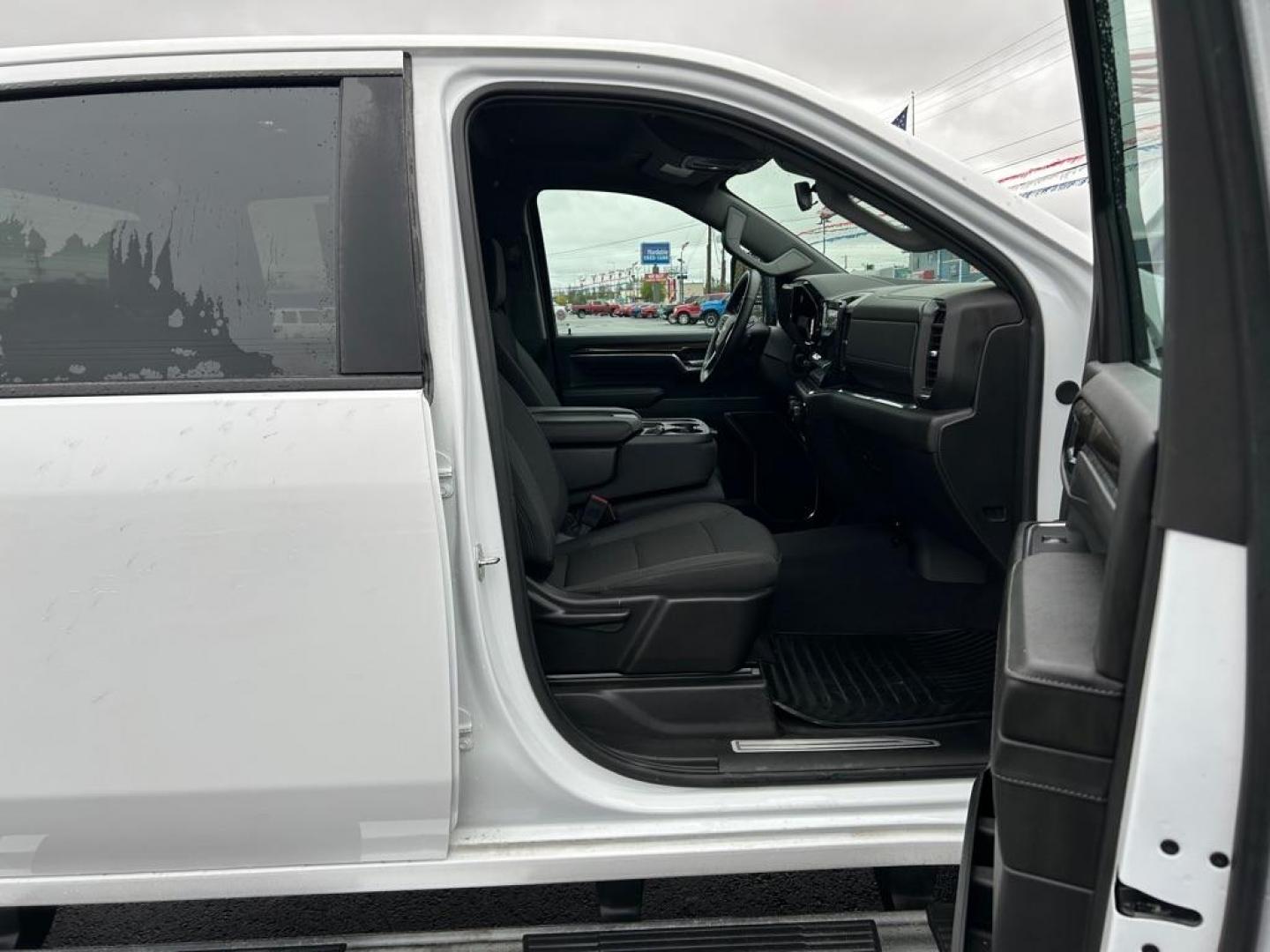 2024 WHITE CHEVROLET SILVERADO 3500 LT (1GC4YTEY2RF) with an 6.6L engine, Automatic transmission, located at 2525 S. Cushman, Fairbanks, AK, 99701, (907) 452-5707, 64.824036, -147.712311 - Photo#4