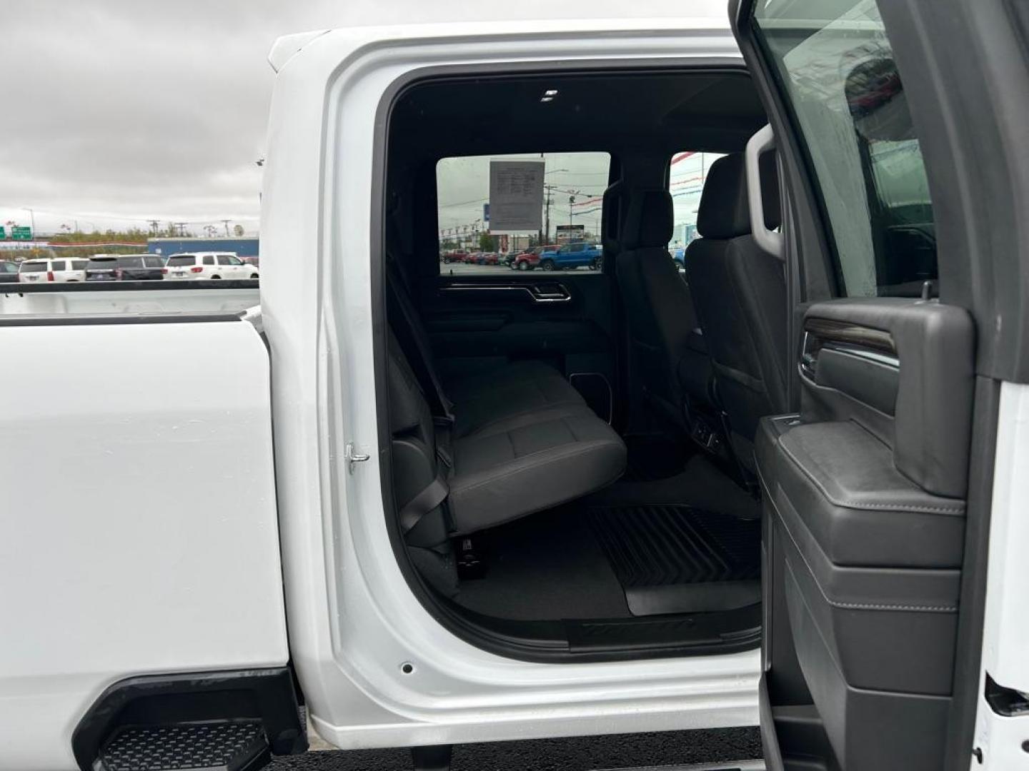 2024 WHITE CHEVROLET SILVERADO 3500 LT (1GC4YTEY2RF) with an 6.6L engine, Automatic transmission, located at 2525 S. Cushman, Fairbanks, AK, 99701, (907) 452-5707, 64.824036, -147.712311 - Photo#5